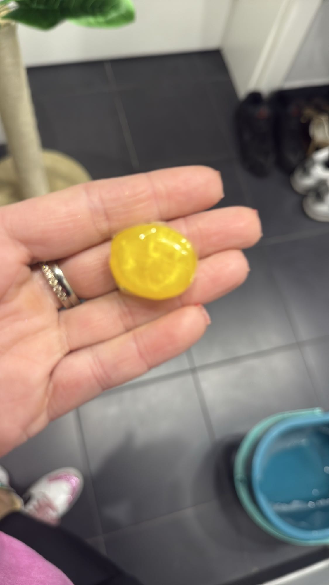 żółty cukierek żelowy