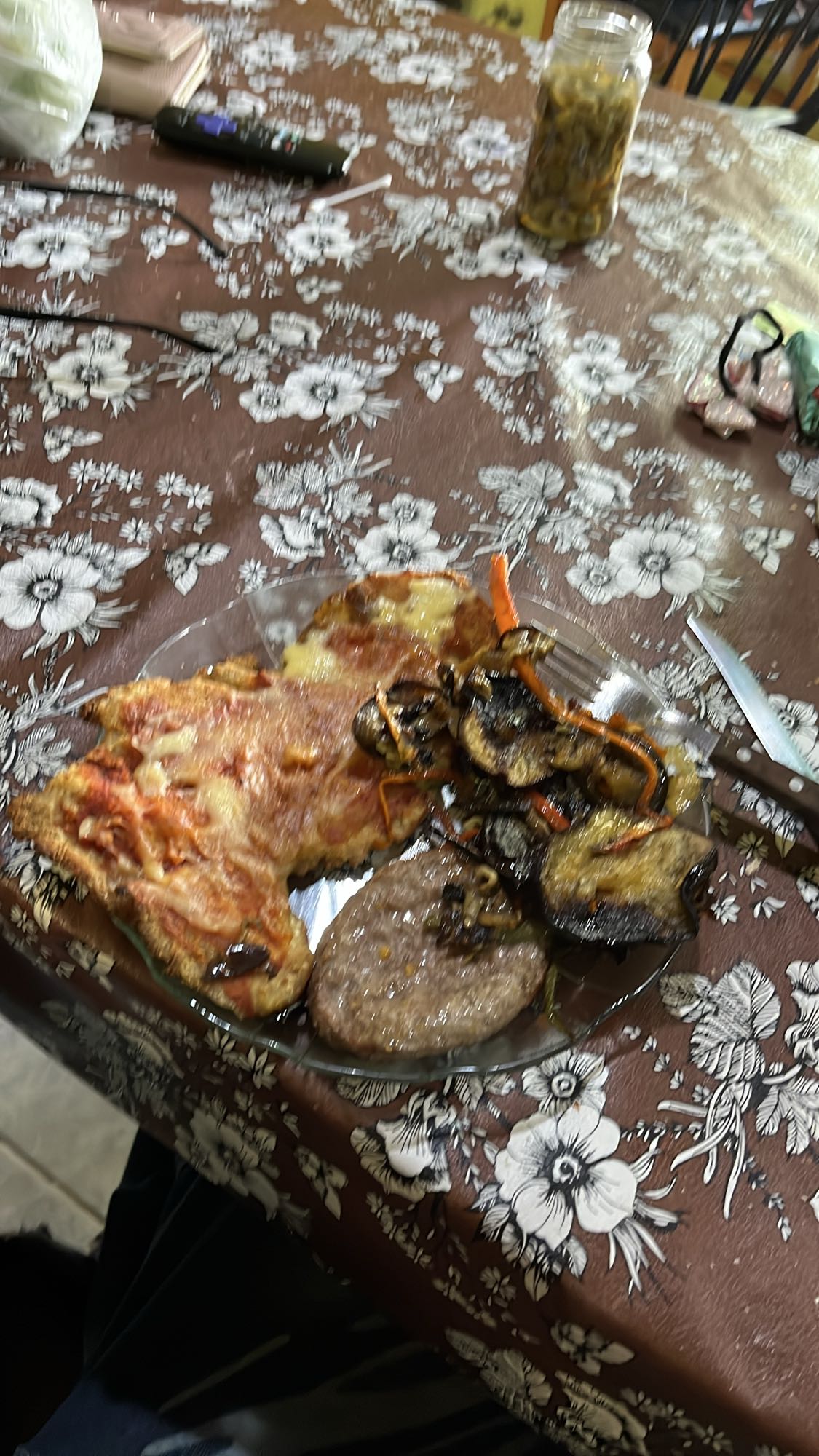 Milanesa napolitana, hamburguesa y verduras