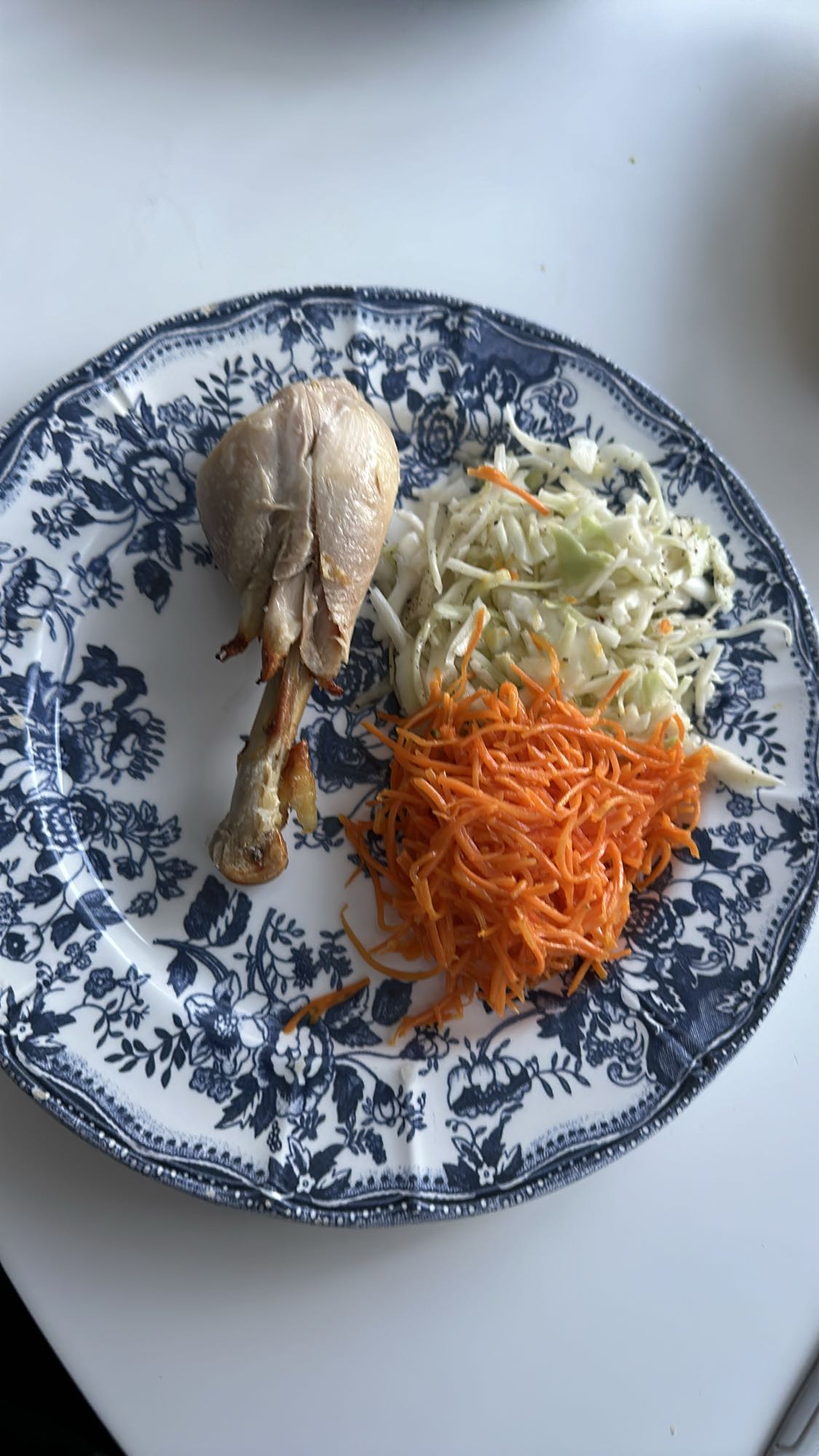 Pui cu salată de varză și morcov