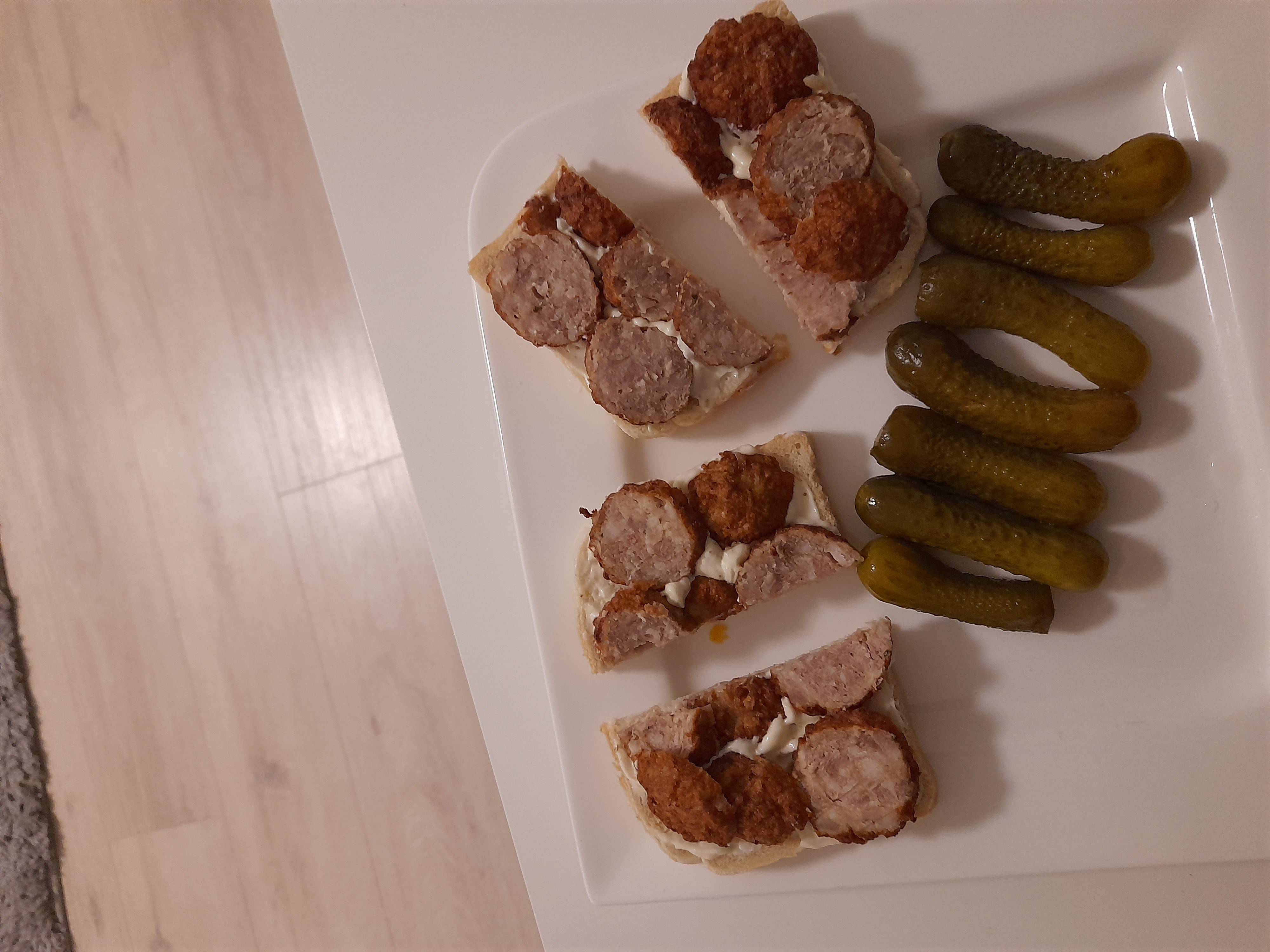 Wurstbrot mit Gewürzgurken