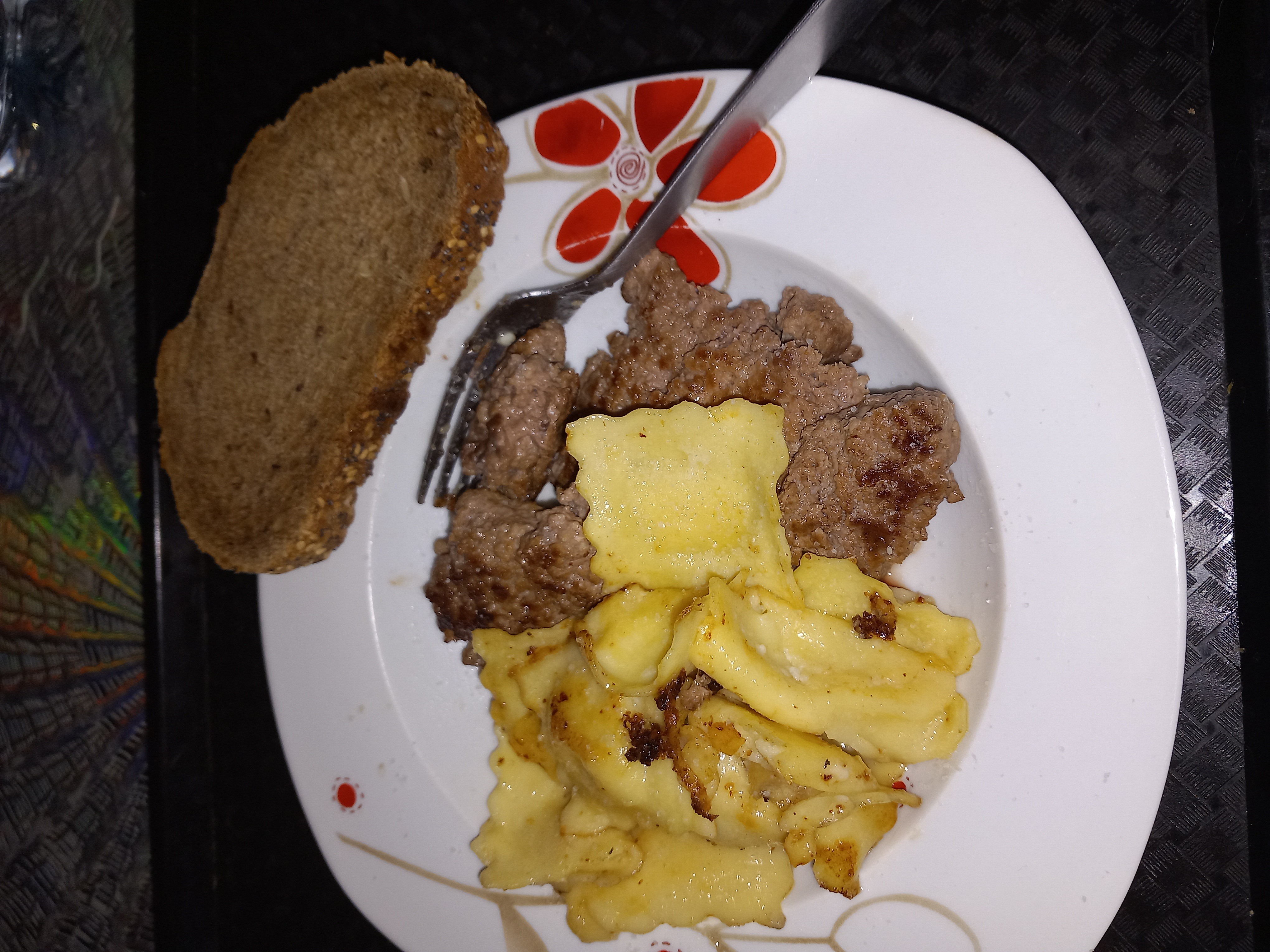 Pâtes, steak haché, pain