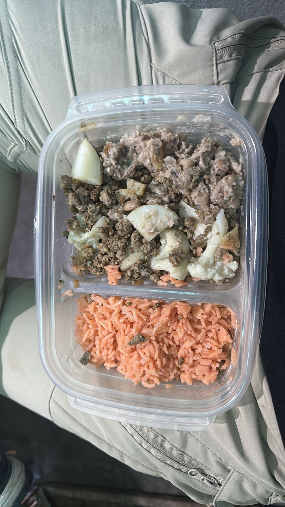 Arroz con carne y coliflor