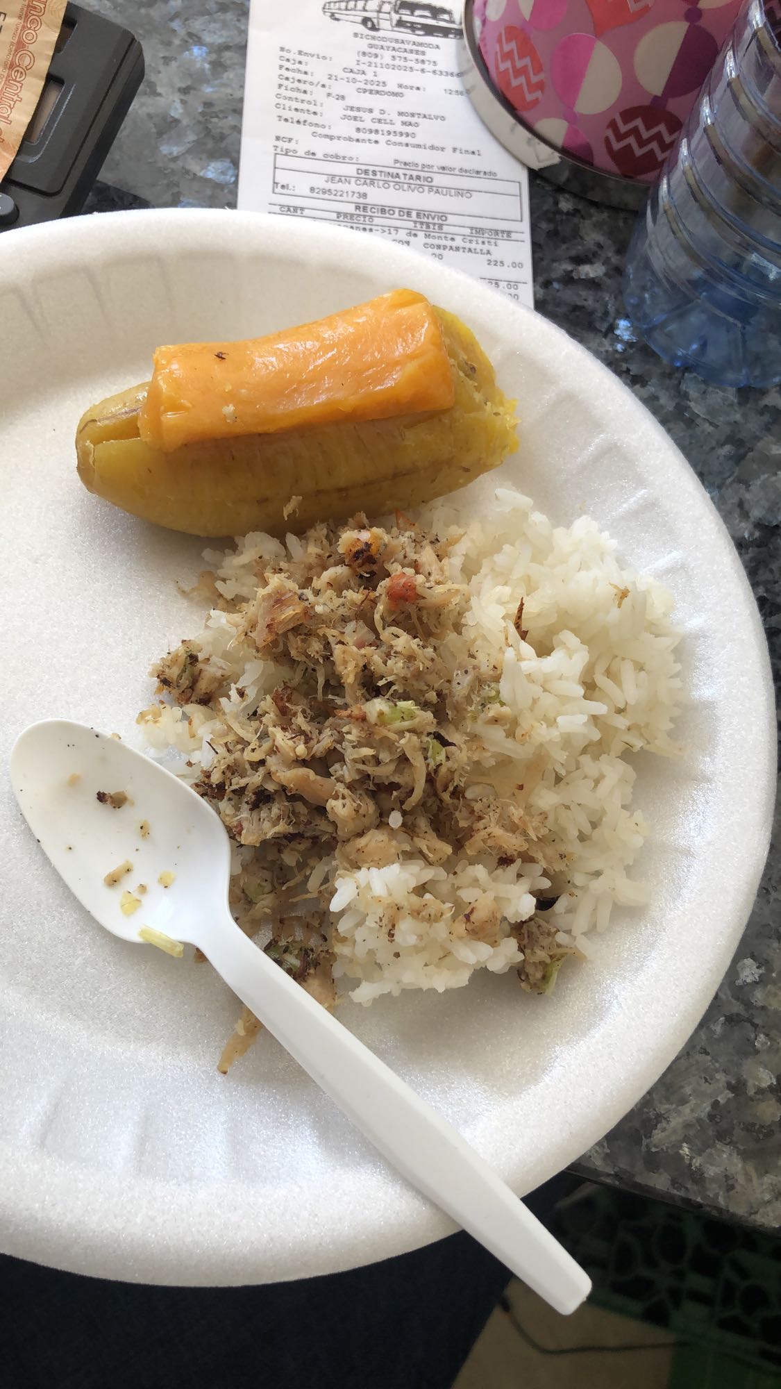 Arroz con pollo desmenuzado y plátano maduro