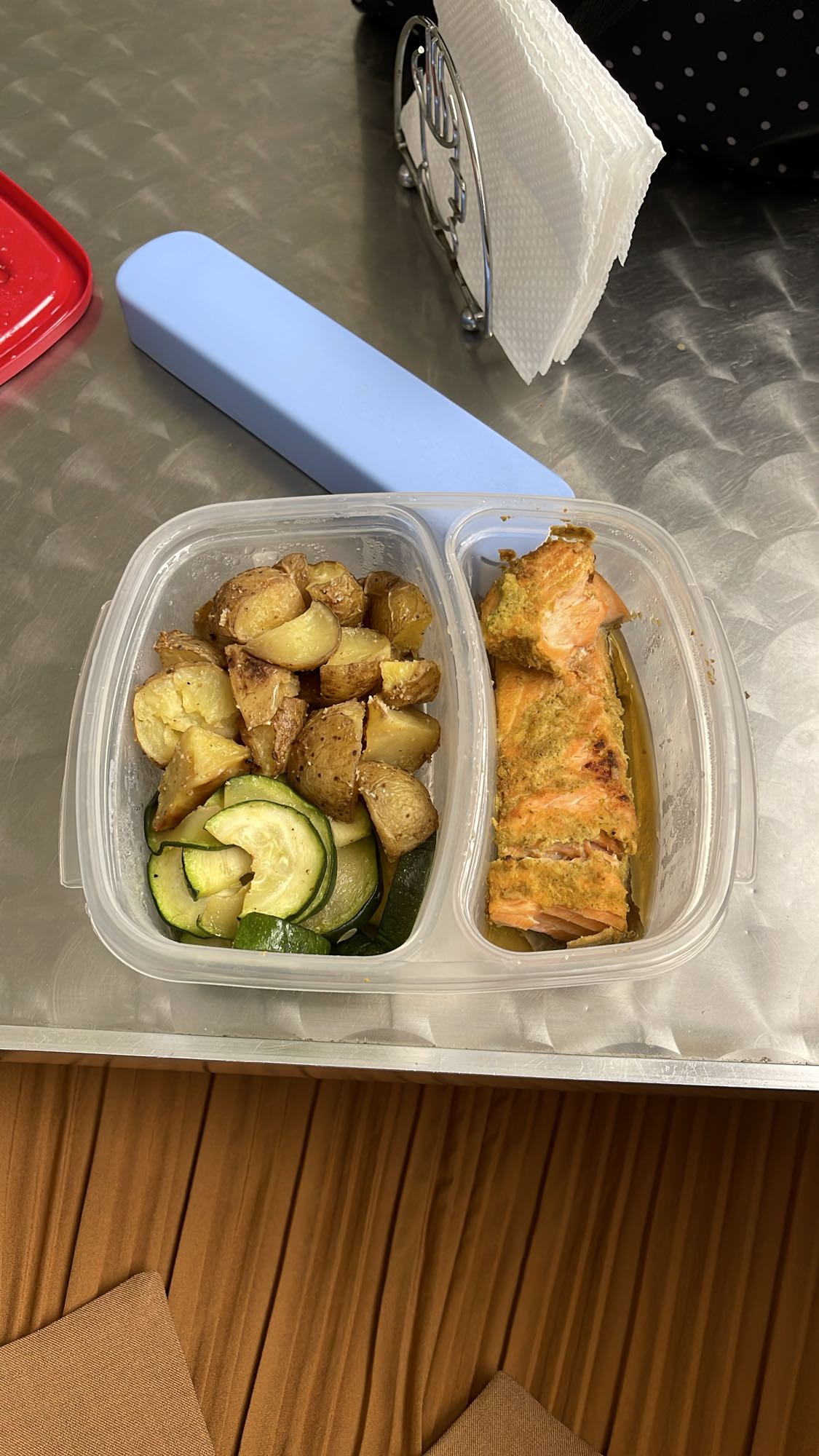 Salmón con papas y calabacín