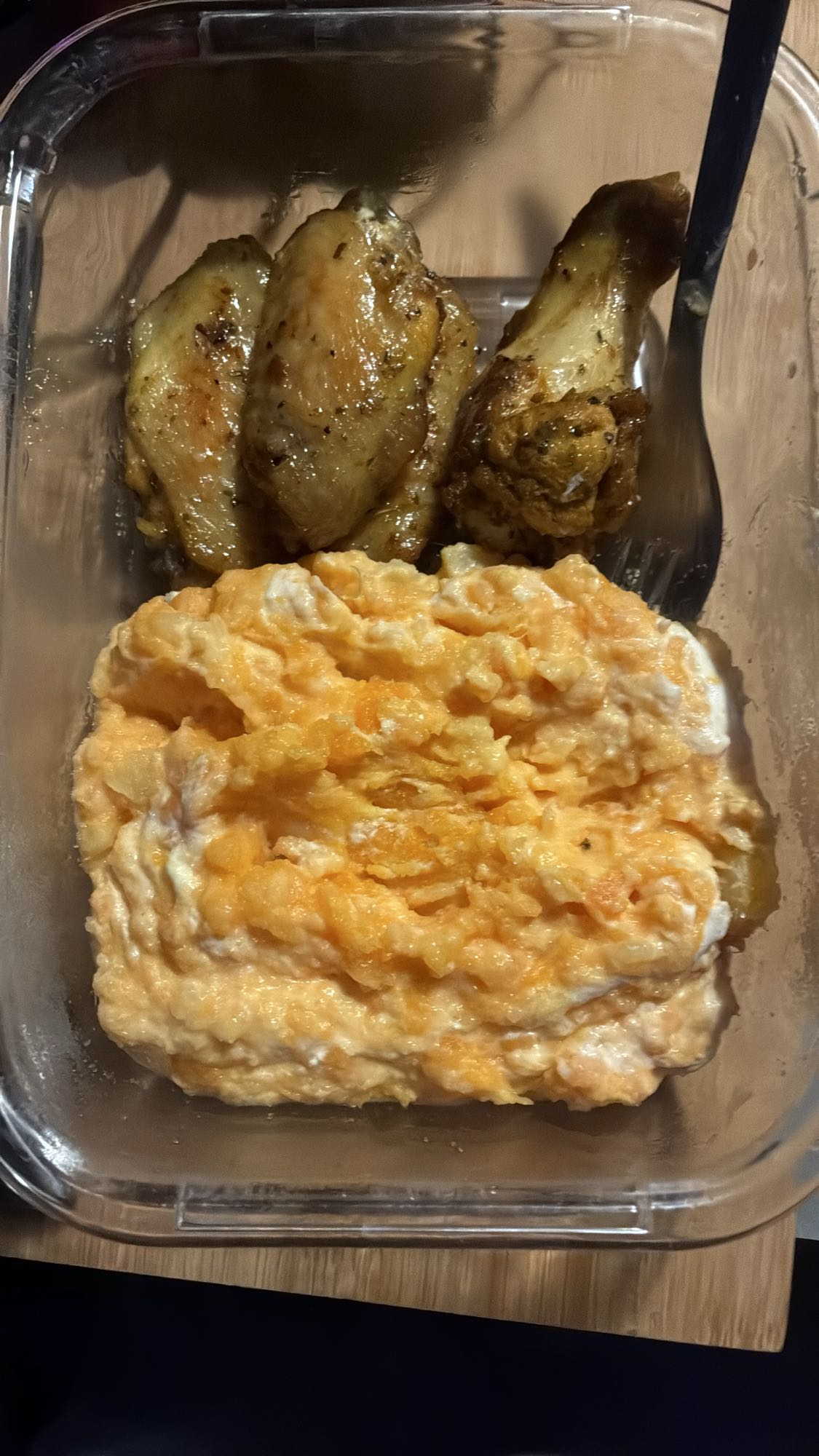 Ailes de poulet et œufs brouillés