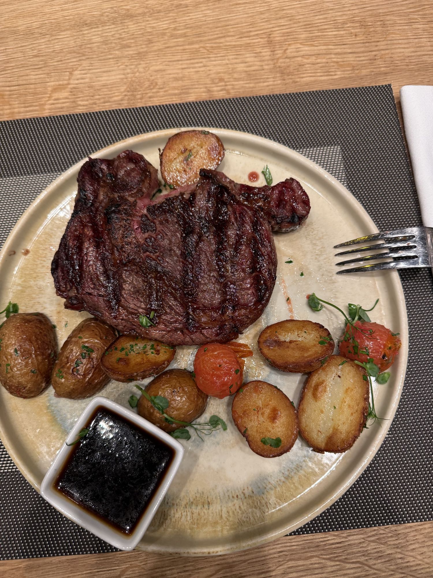 стейк с картофелем