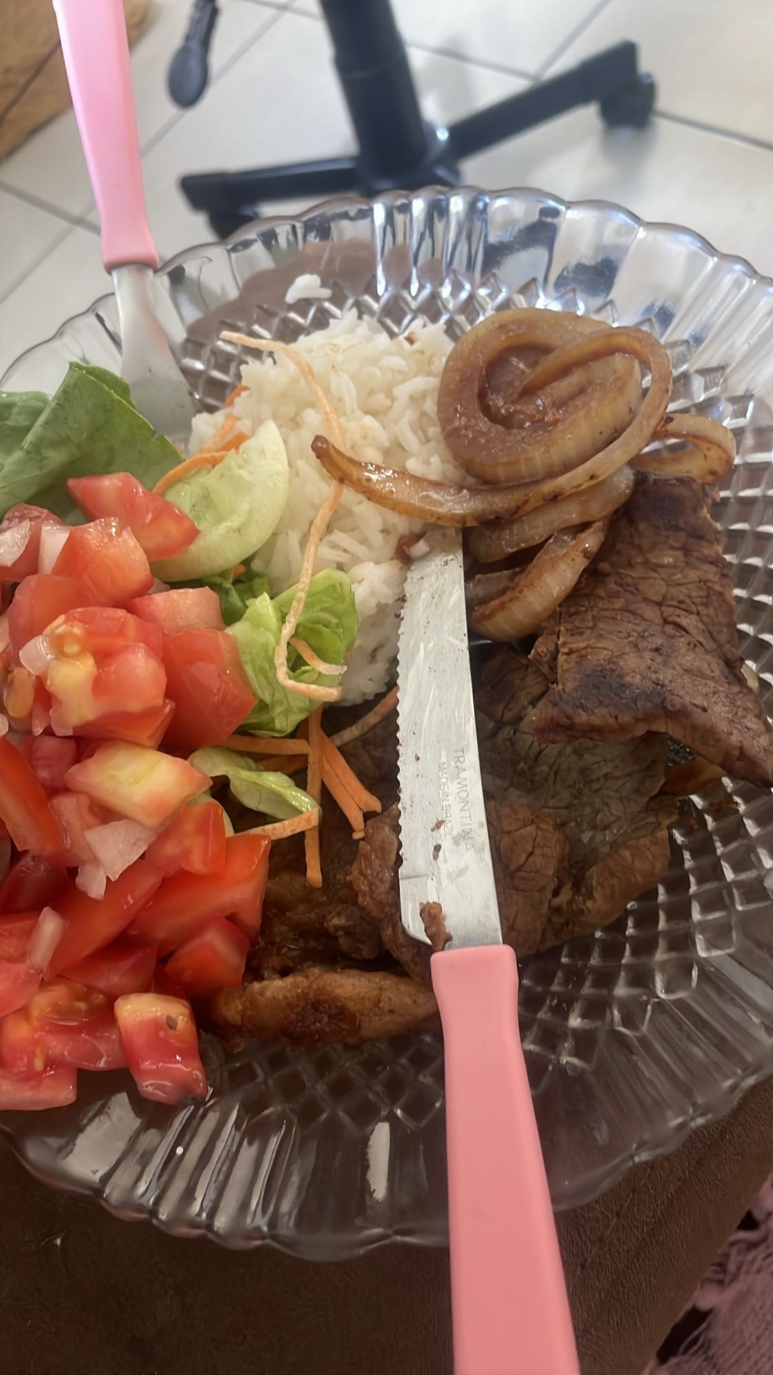 Bife, arroz e salada