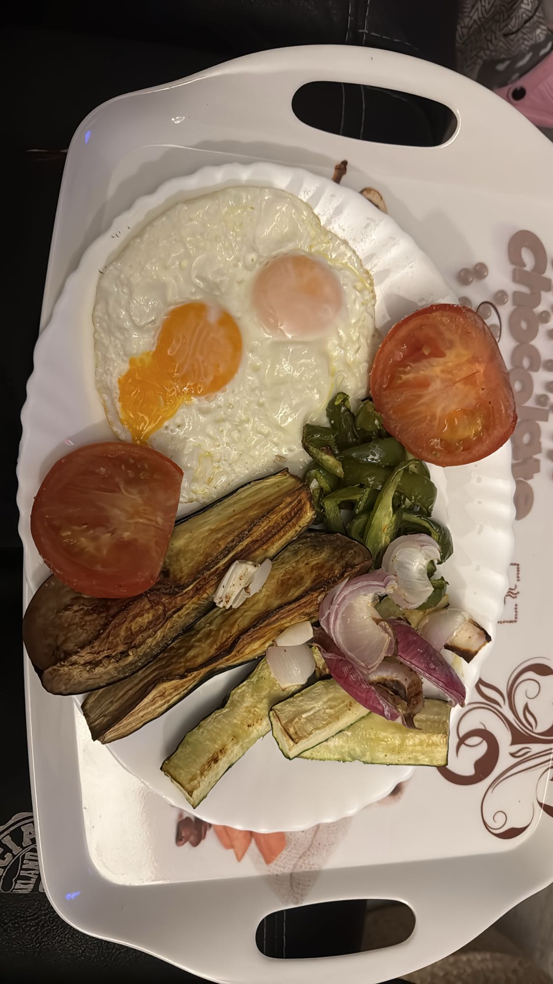 Huevos con verduras asadas