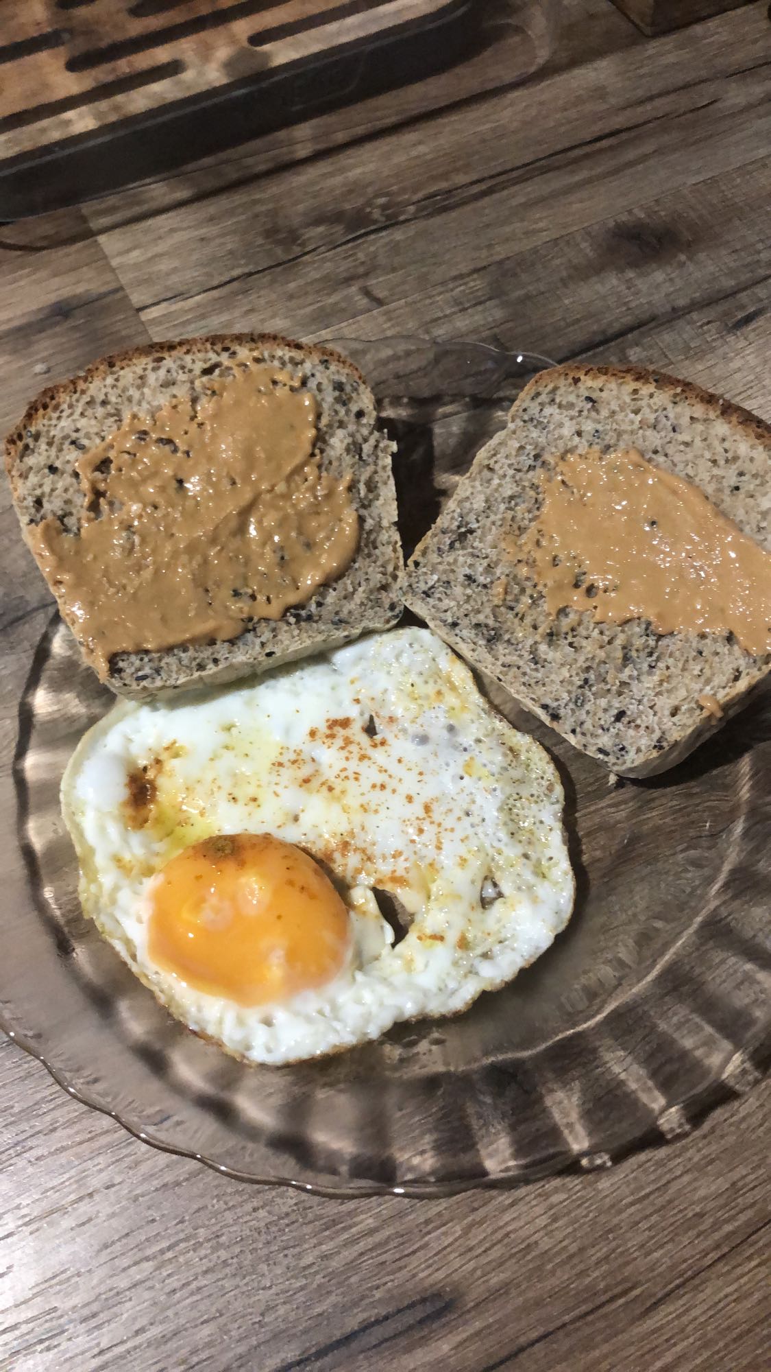 Pain beurre de cacahuète œuf