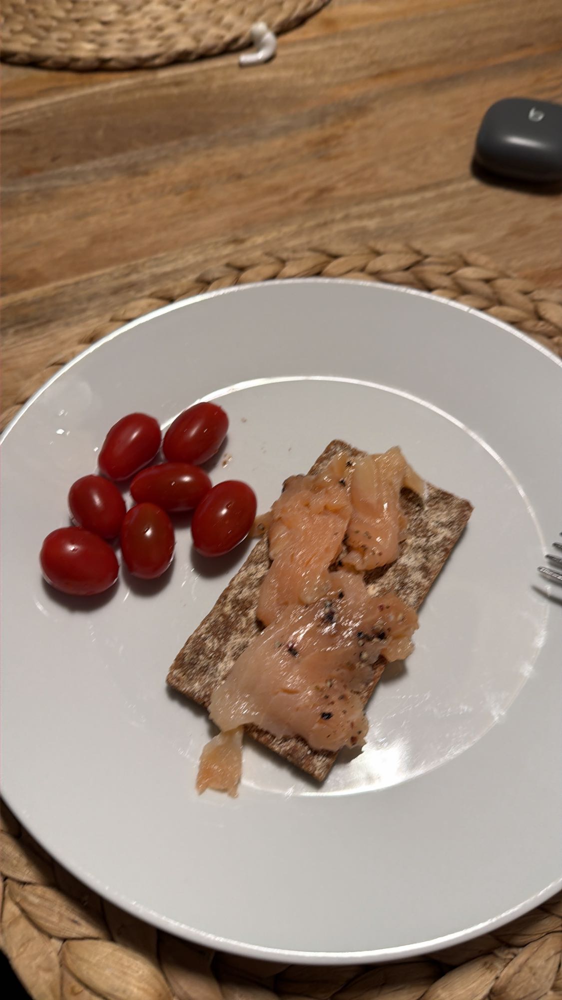 Wasa z łososiem i pomidorkami