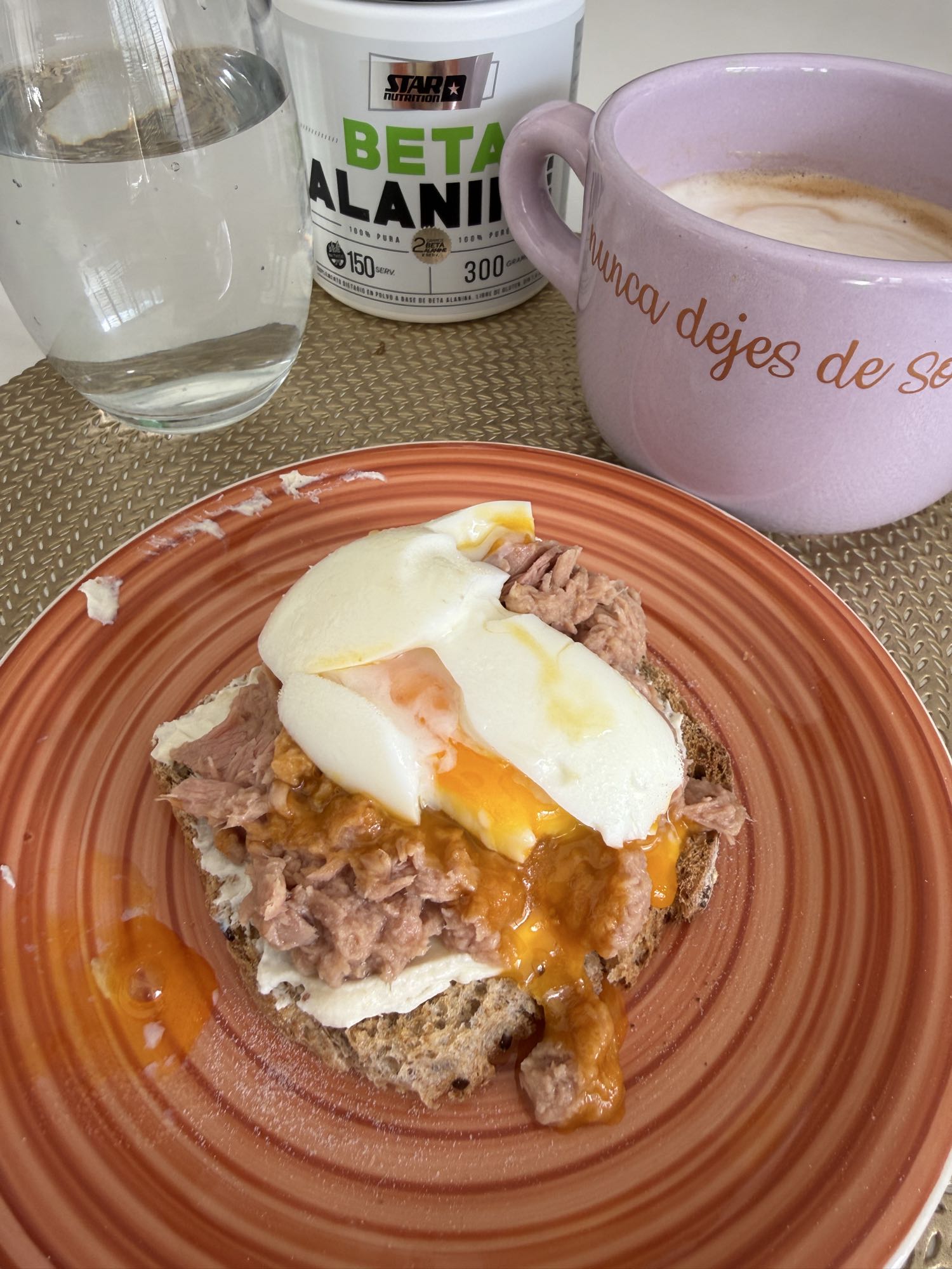 Tostada con atún y huevo
