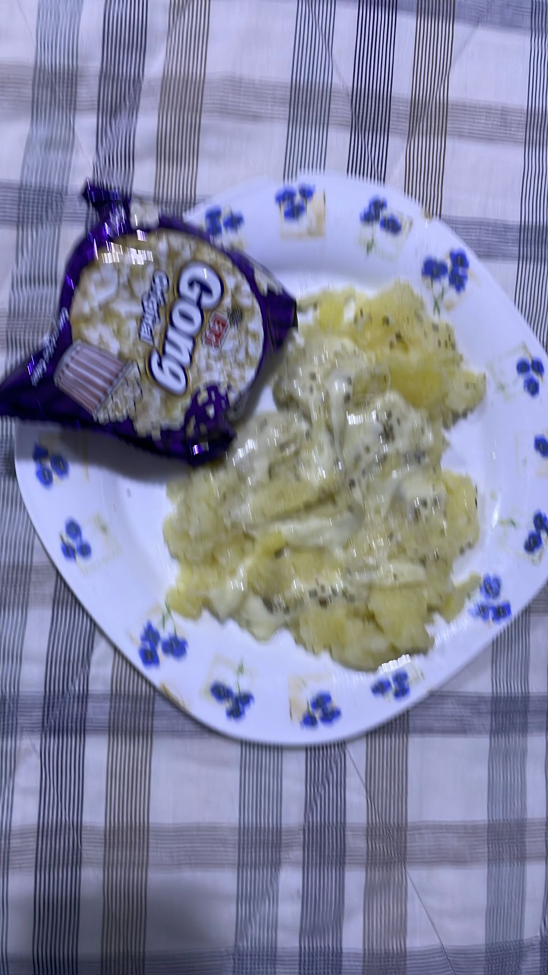 Cheesy potatoes with popcorn