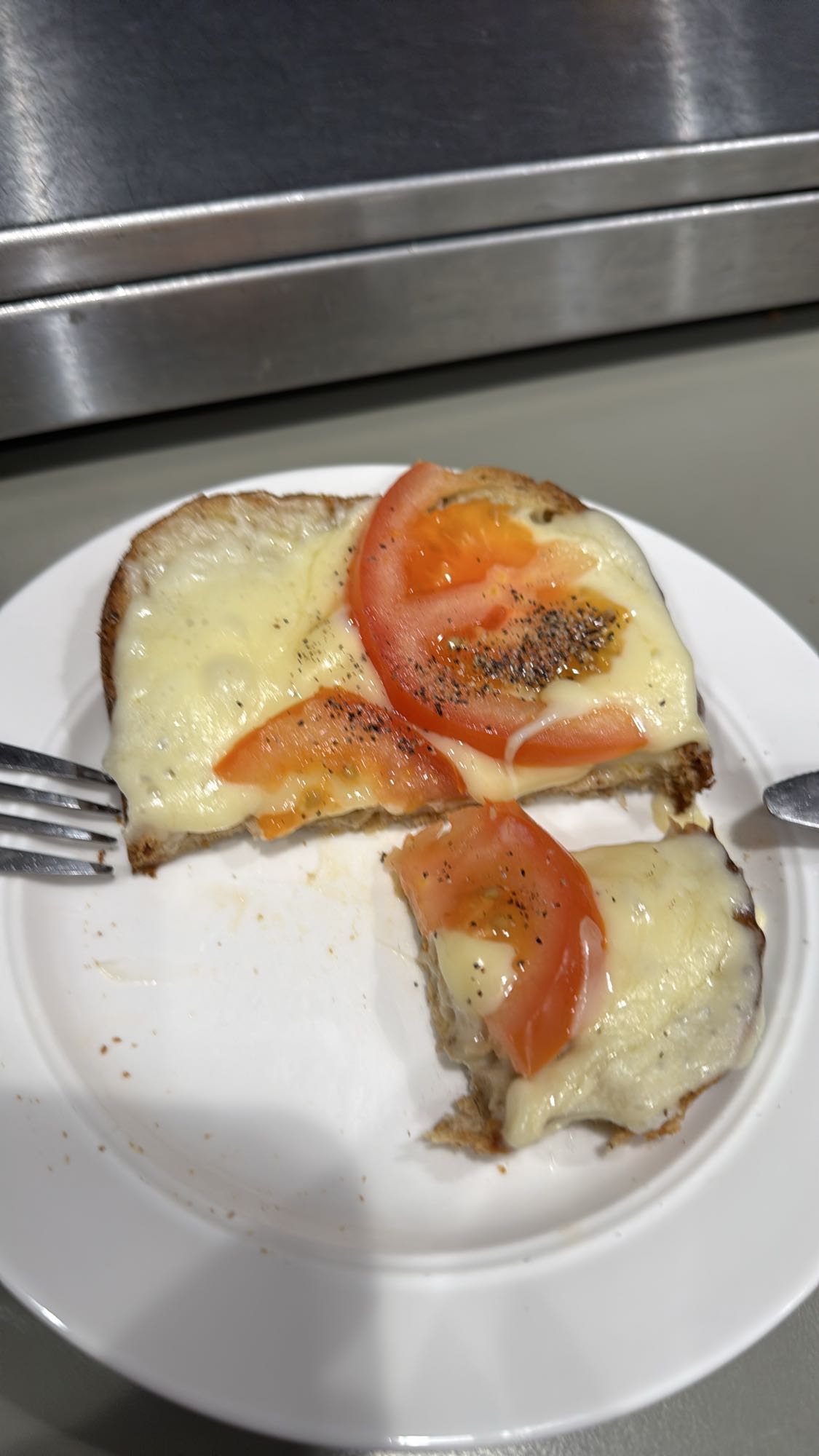 Ostsmörgås med tomat