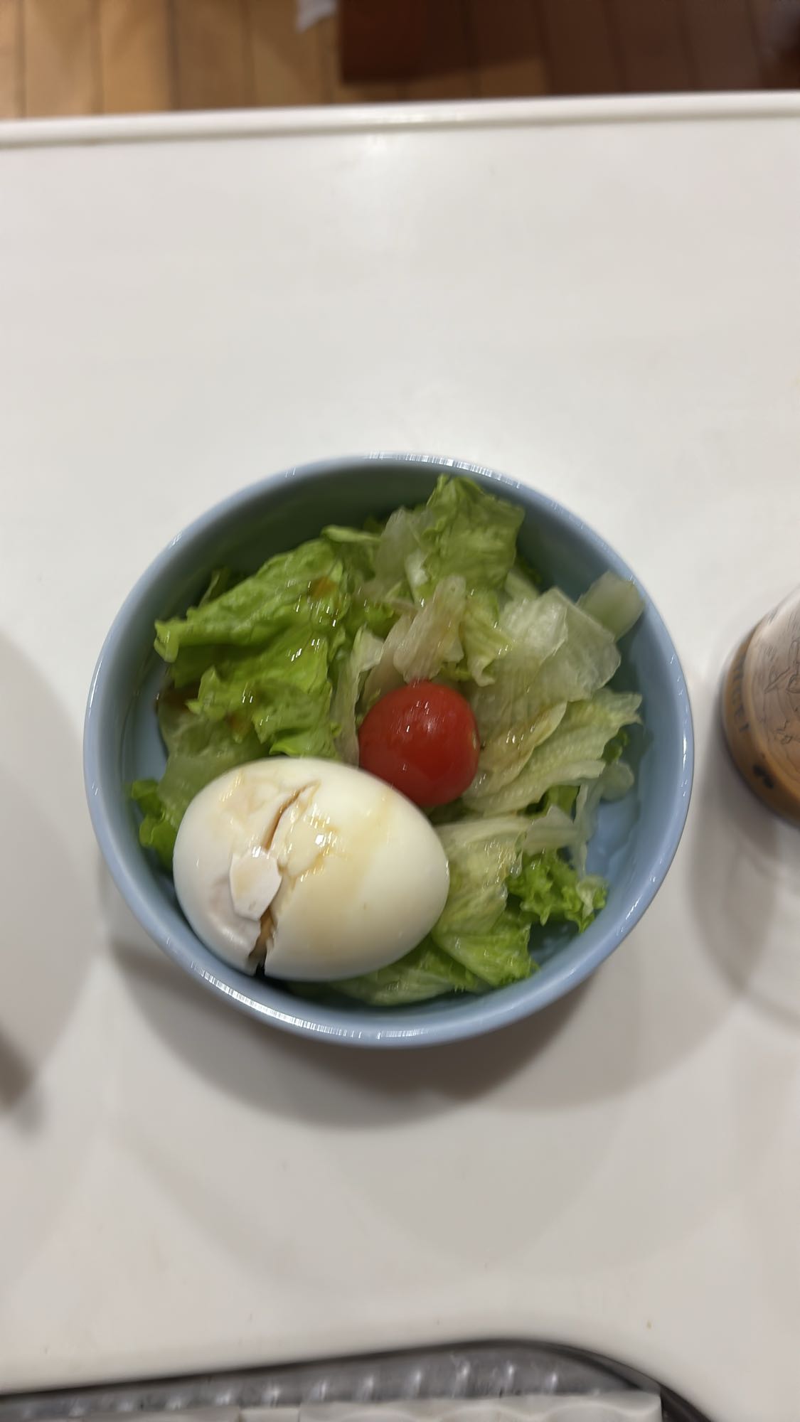 ゆで卵とサラダ