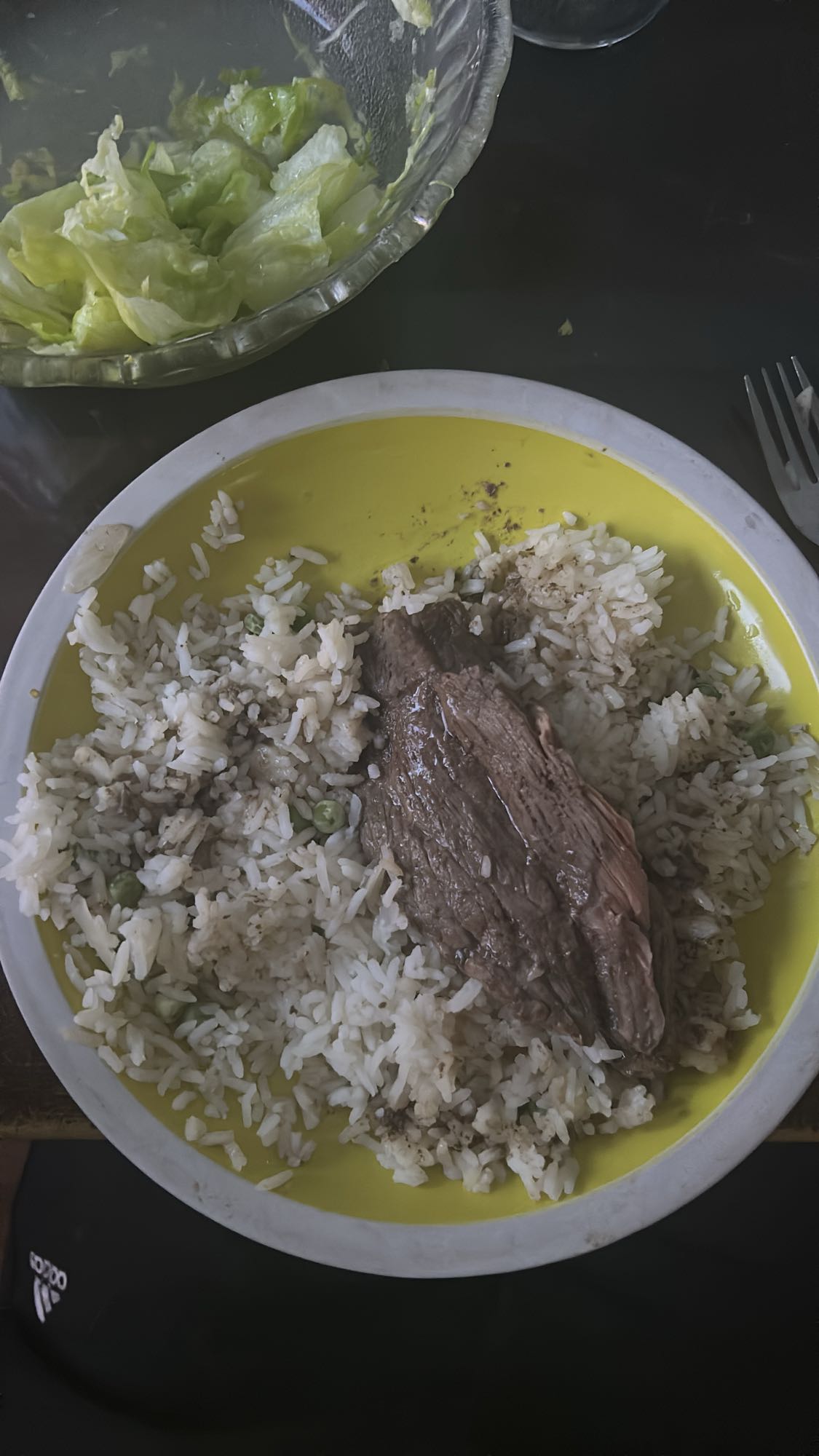 arroz con carne y ensalada