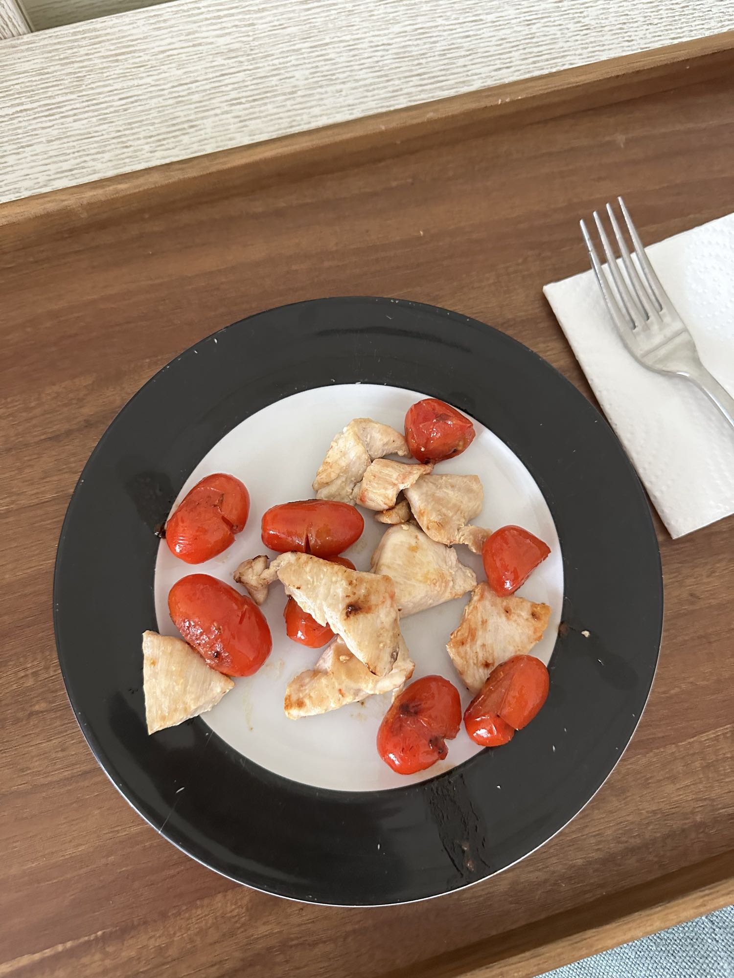 Pollo con tomates