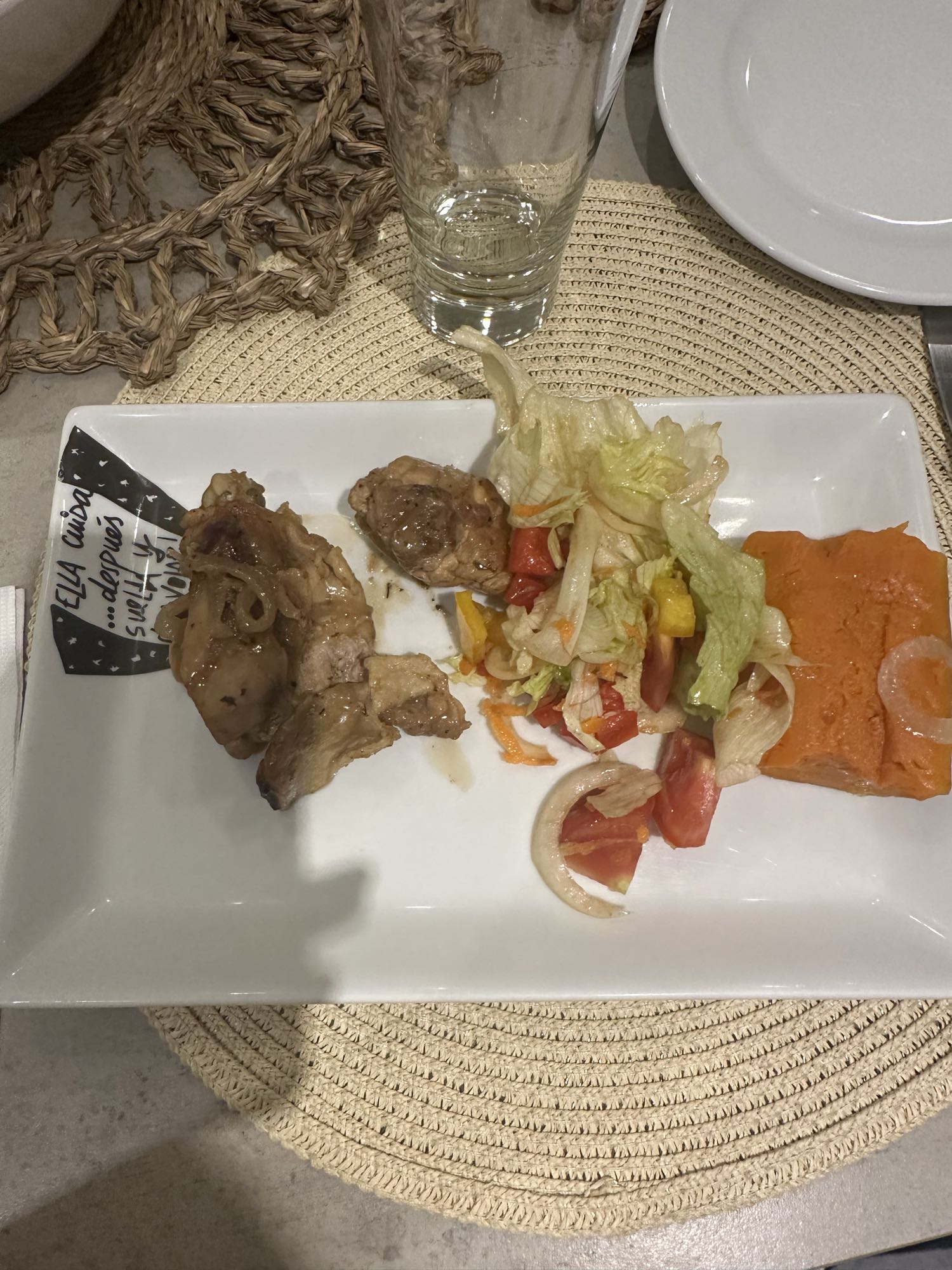 Pollo con ensalada y calabaza