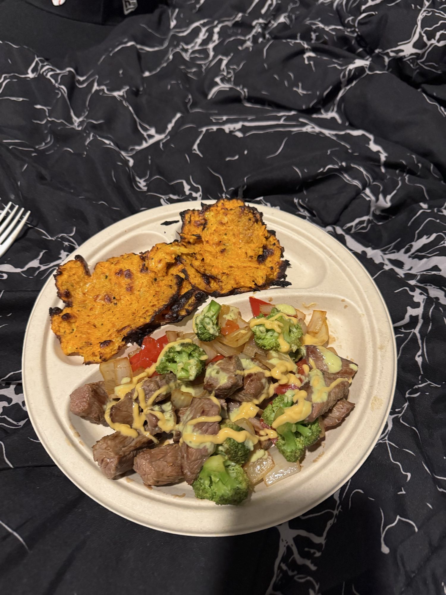 Carne con vegetales y tortitas