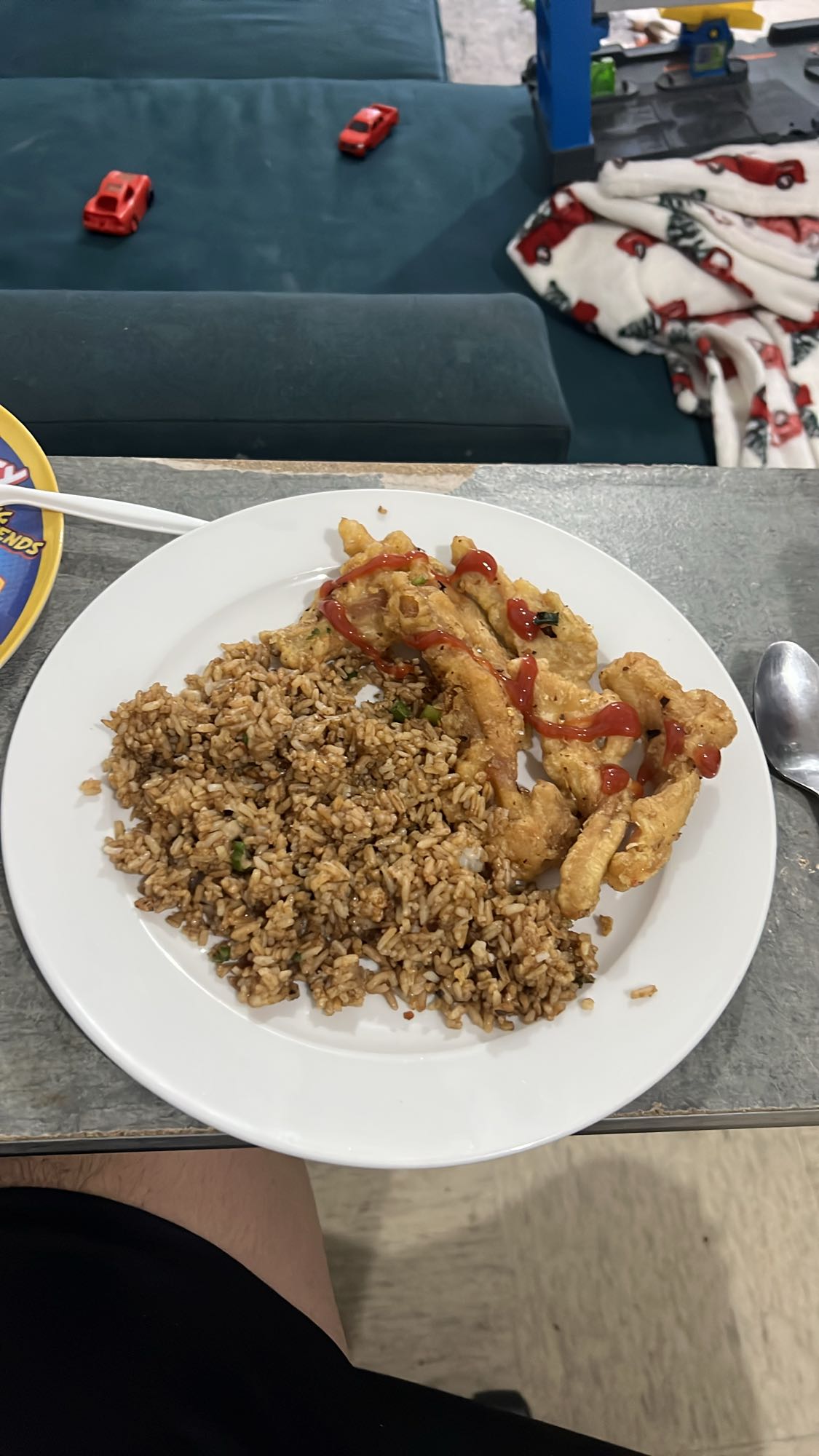 Arroz frito con pollo frito