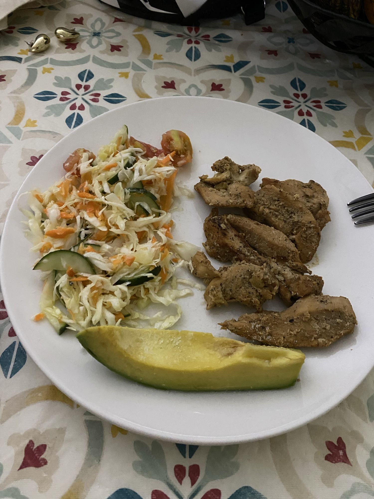 Pollo con ensalada y aguacate