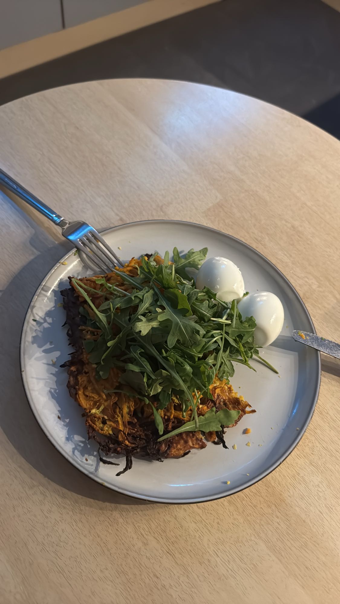 Pfannkuchen aus Süßkartoffel und Zucchini mit Frischkäse und Rucola