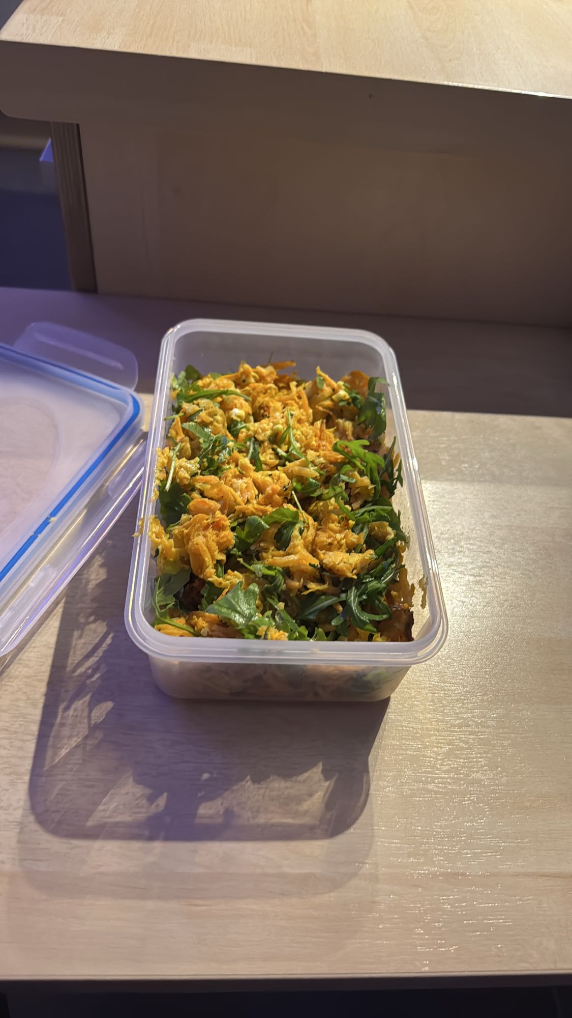 Pfannkuchen aus Süßkartoffel, Zucchini, Frischkäse und Rucola