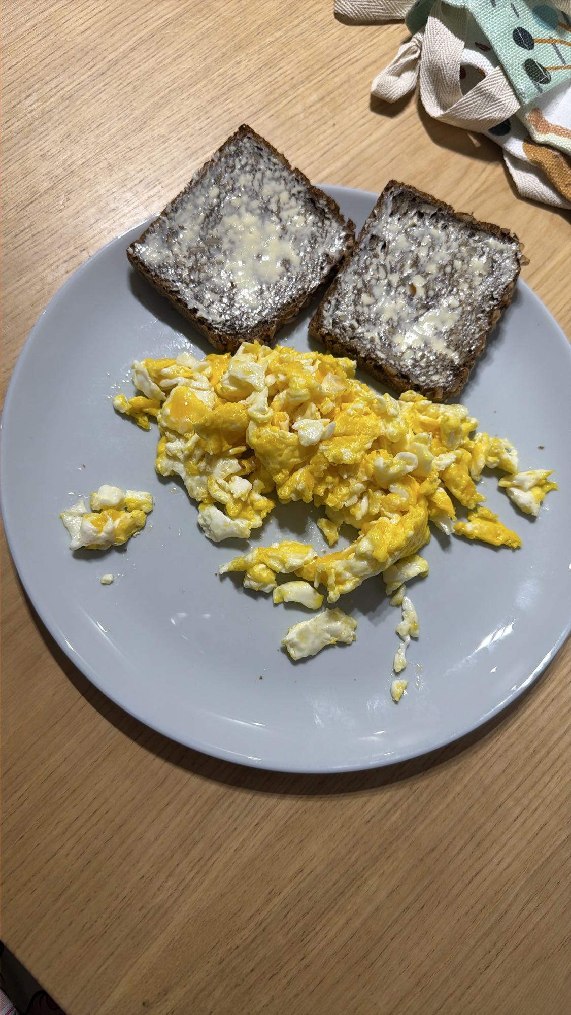 Jajecznica z chlebem