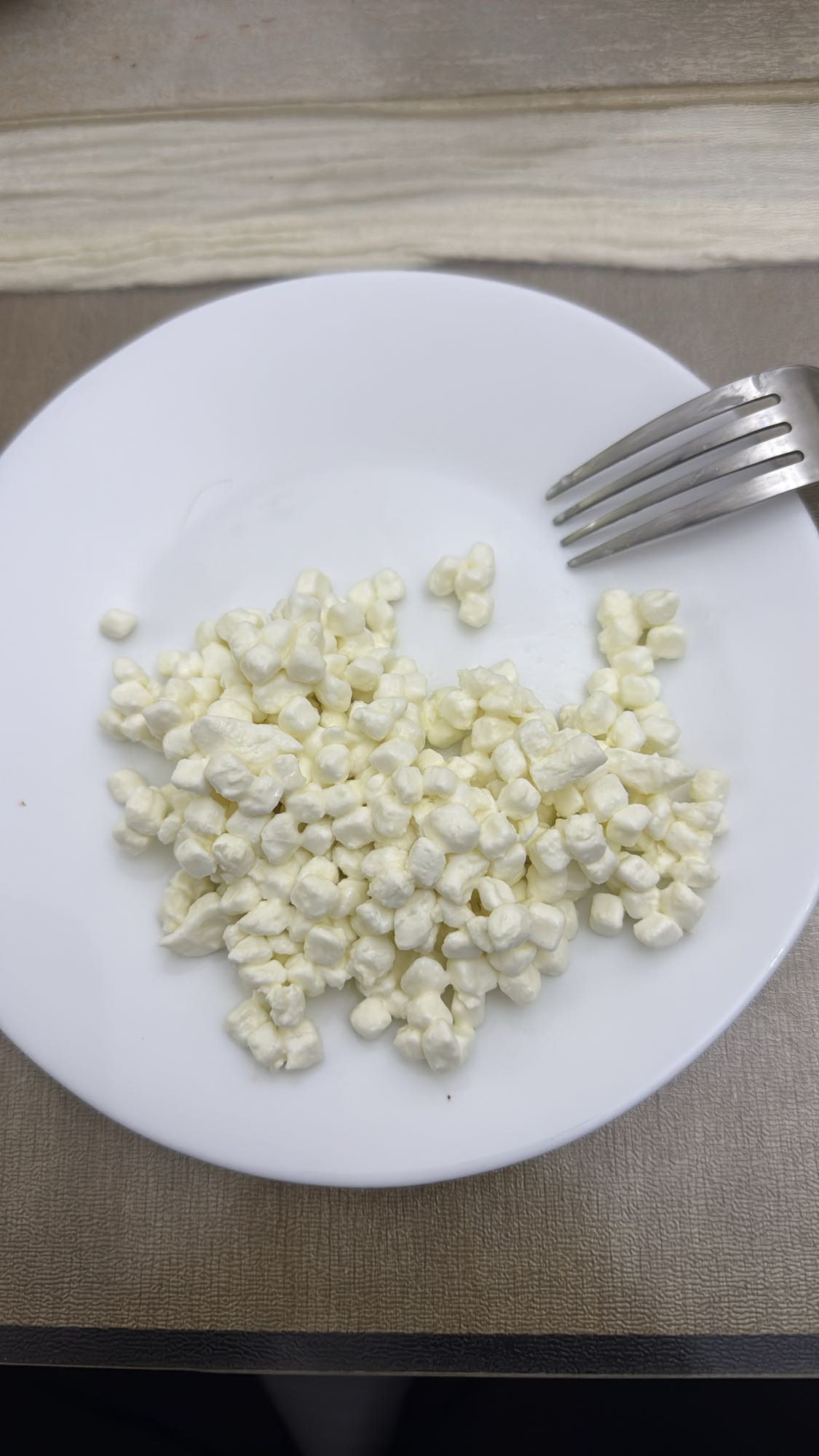 творог на тарелке