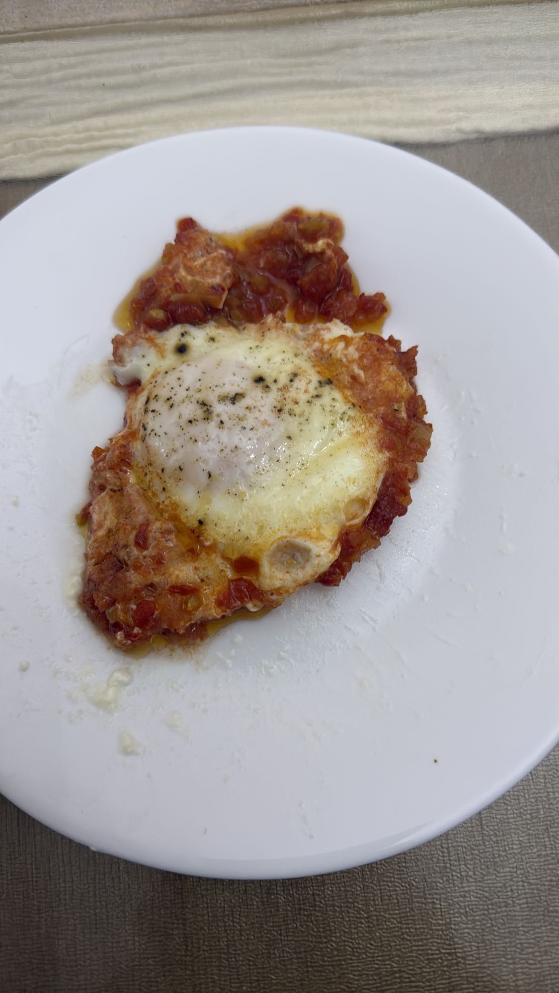 яйцо в томатном соусе