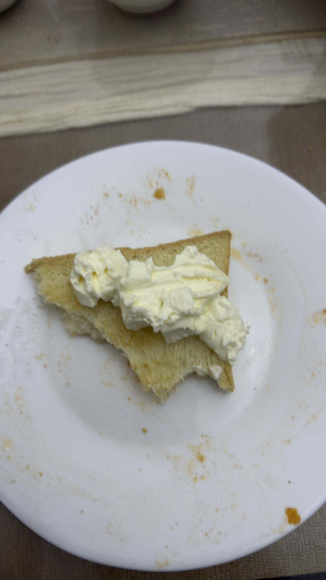 тост со взбитыми сливками