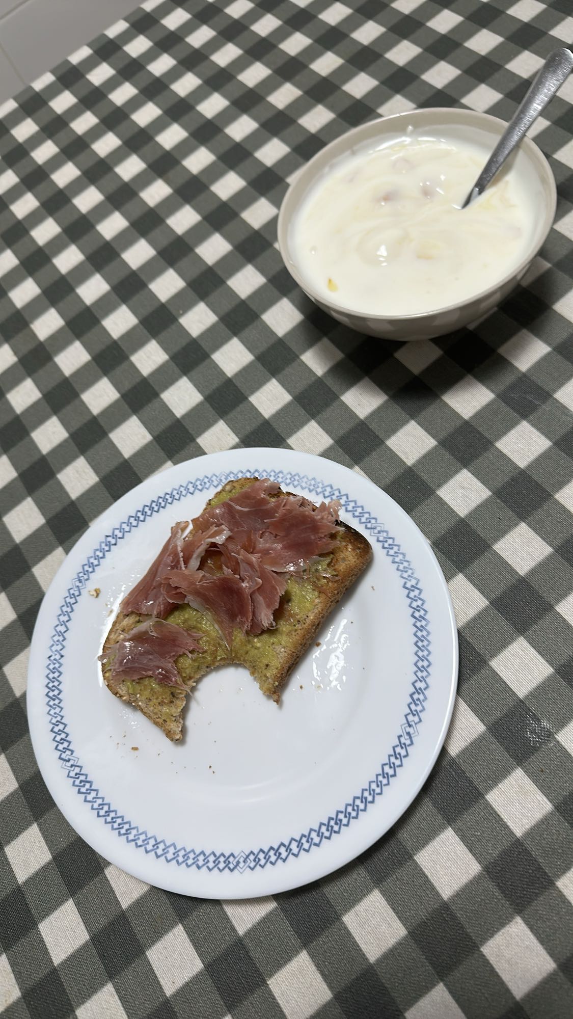 Tostada con jamón y yogur