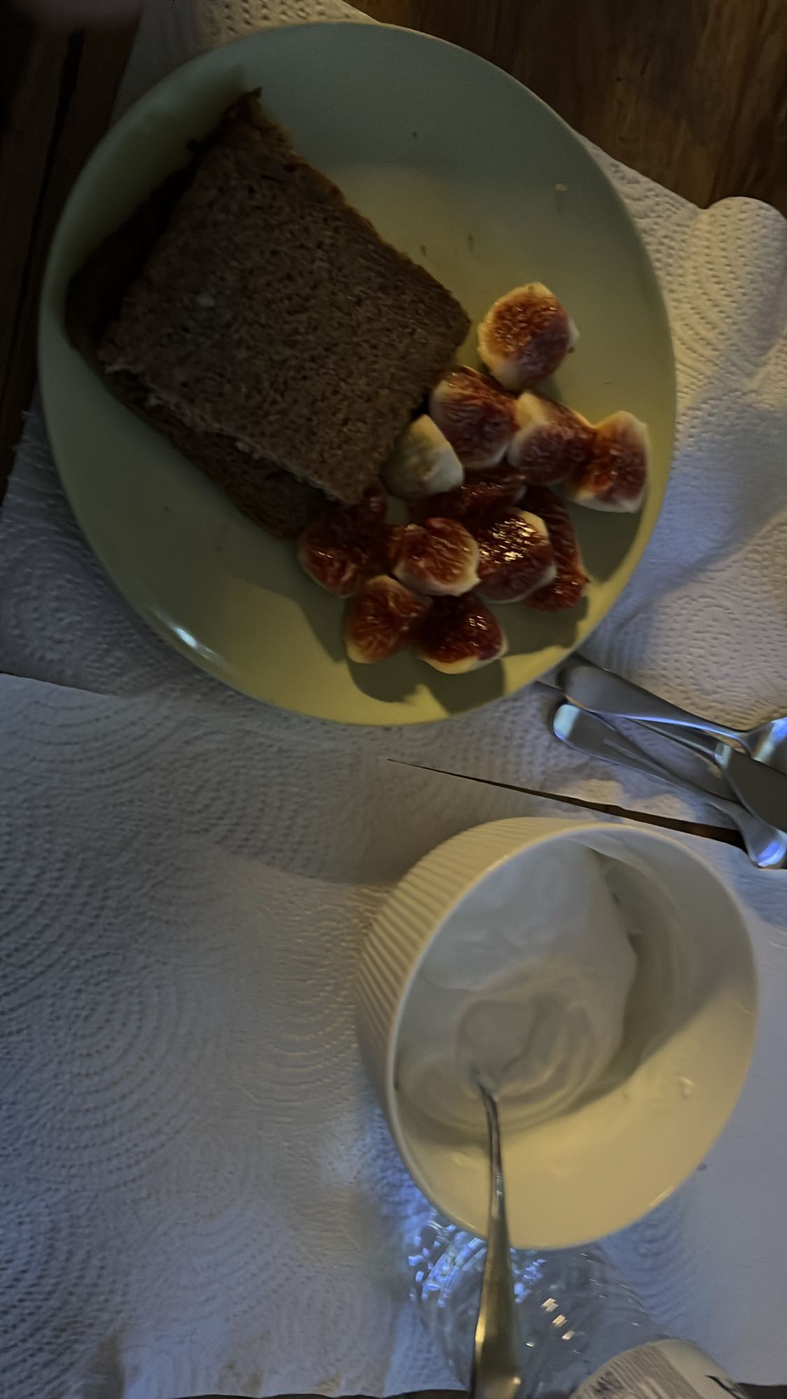 Ψωμί με σύκα και γιαούρτι