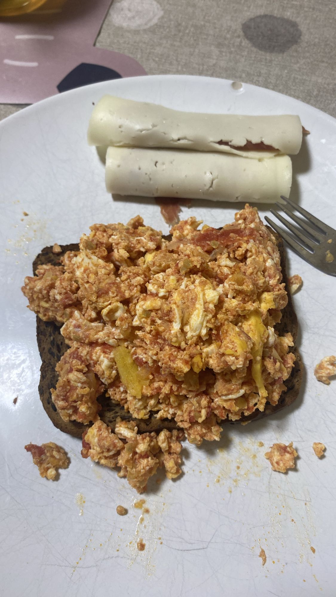 Claras con vegetal, pan proteico y rollos de jamón con queso manchego