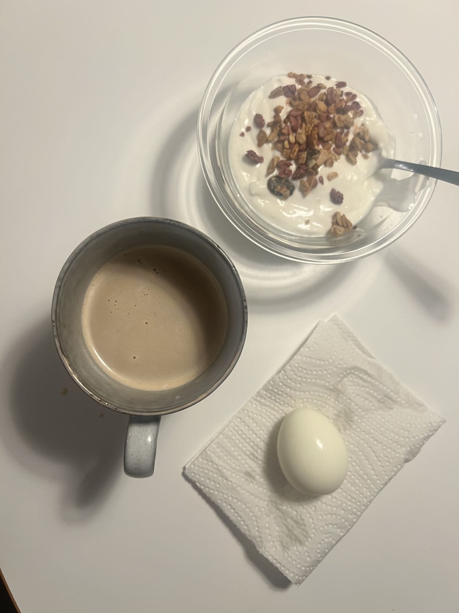 Frukost med ägg och yoghurt