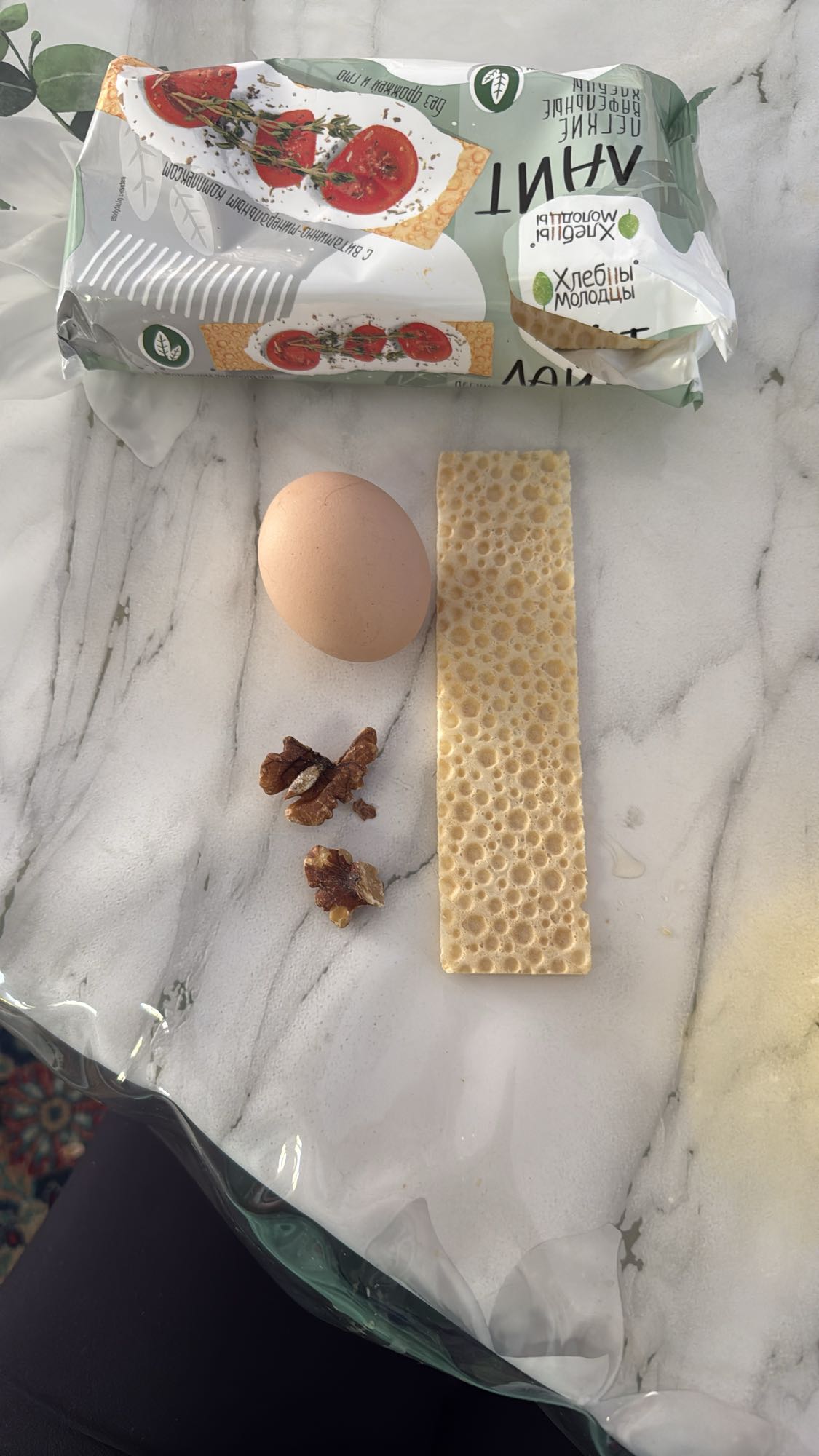 Яйцо с хлебцами и орехами