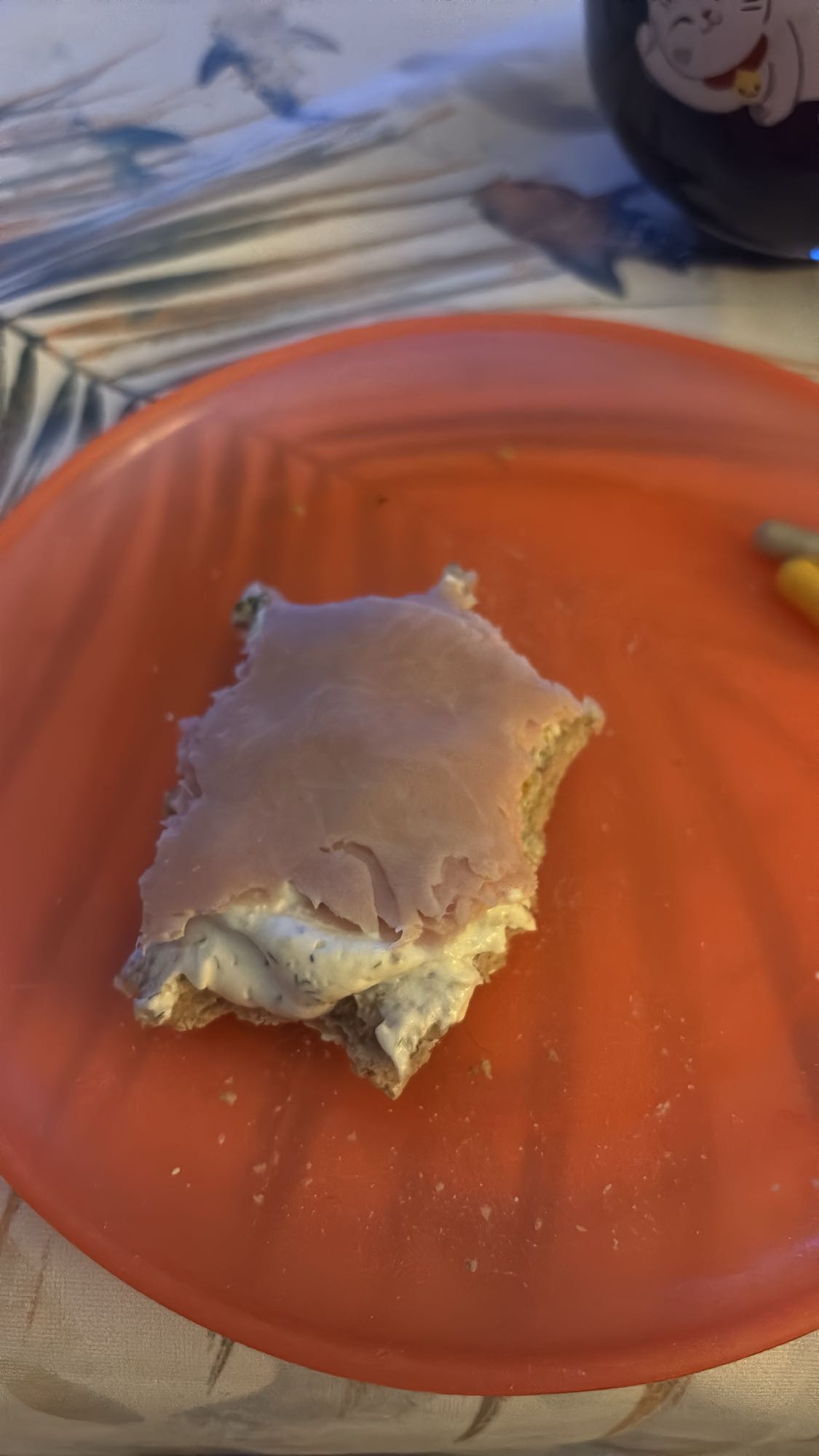 Tostada con jamón y crema