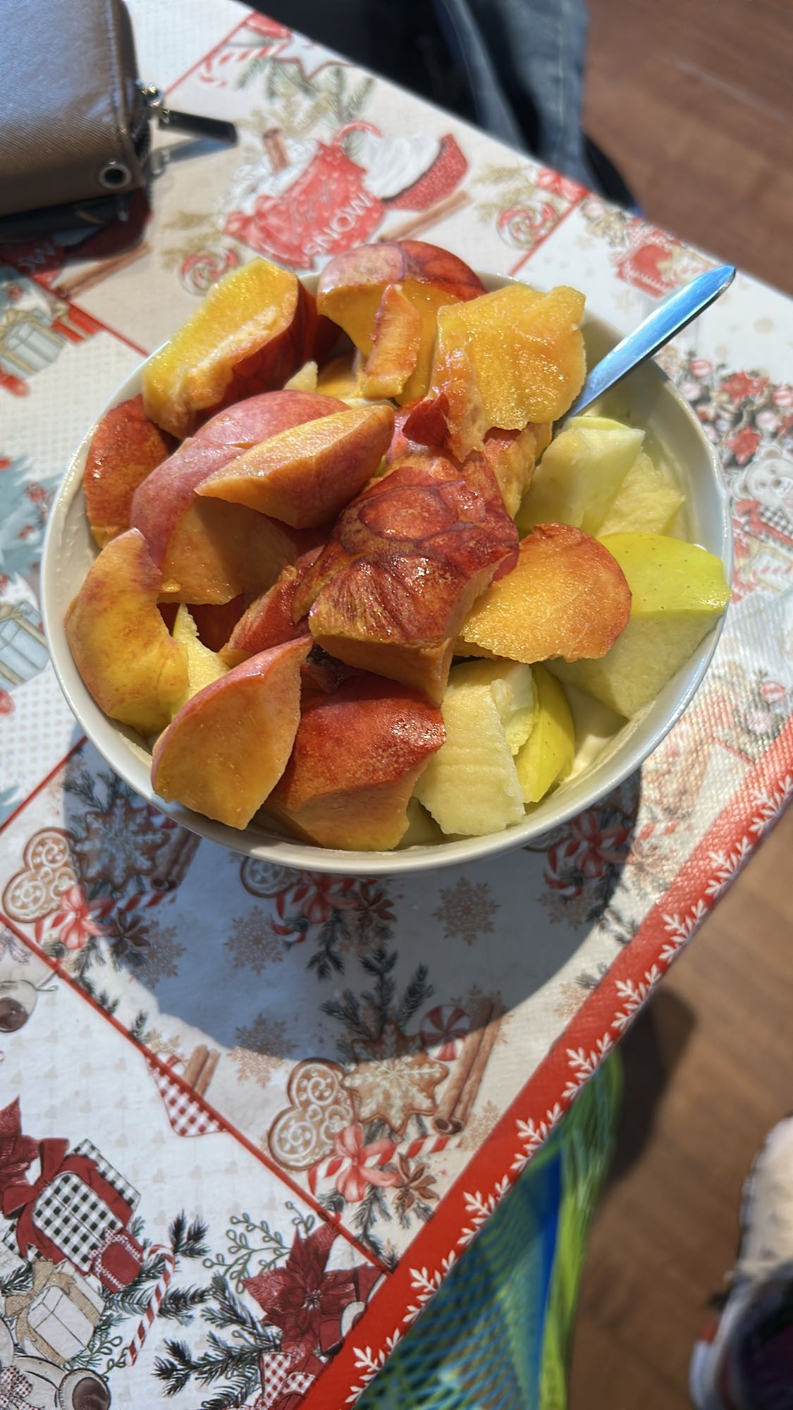 Salată de fructe cu iaurt grecesc și pudră proteică