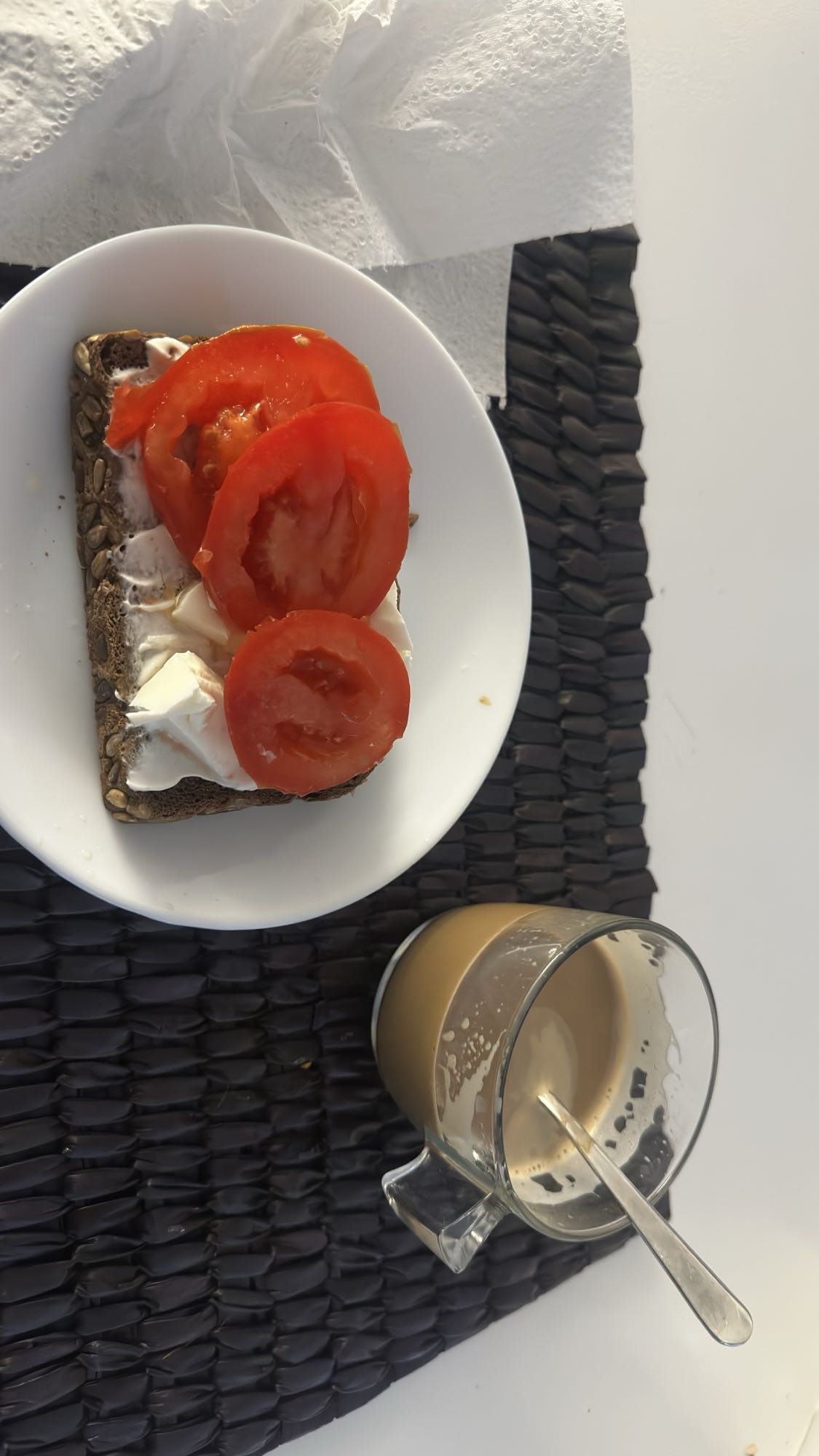 Tostada integral con tomate y café