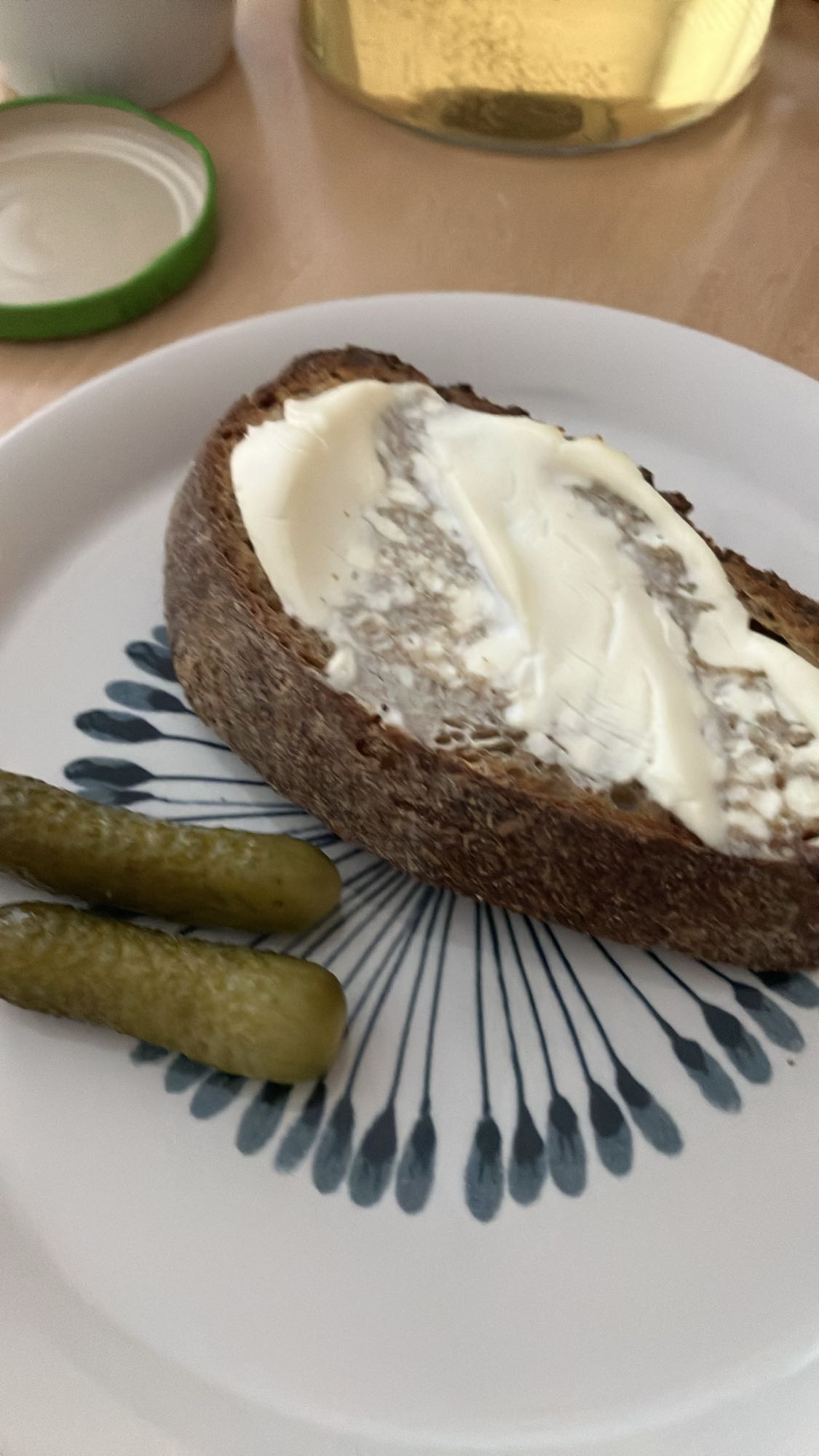 Pão com cream cheese light, picles e chorizo