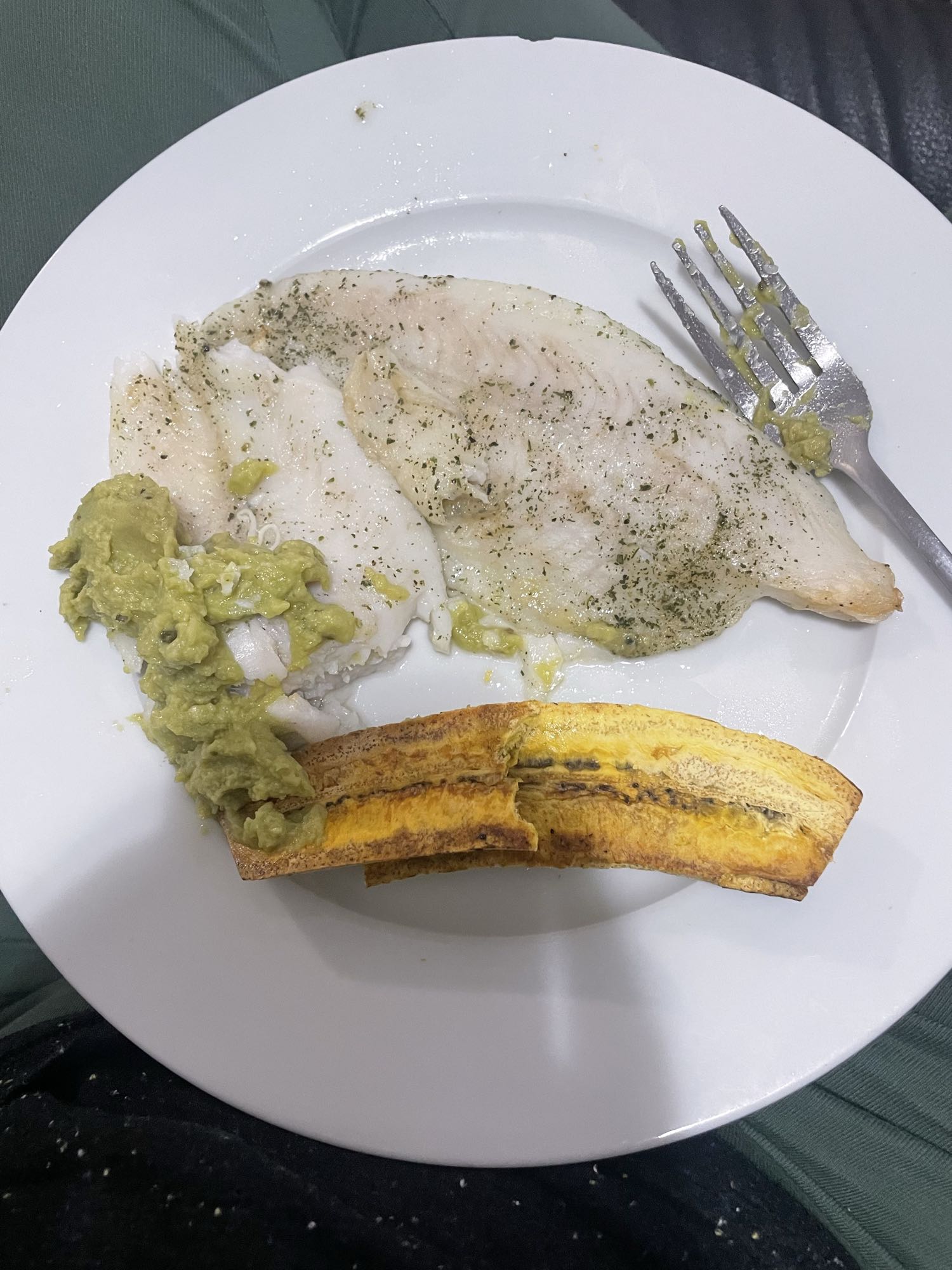 Pescado con plátano y aguacate