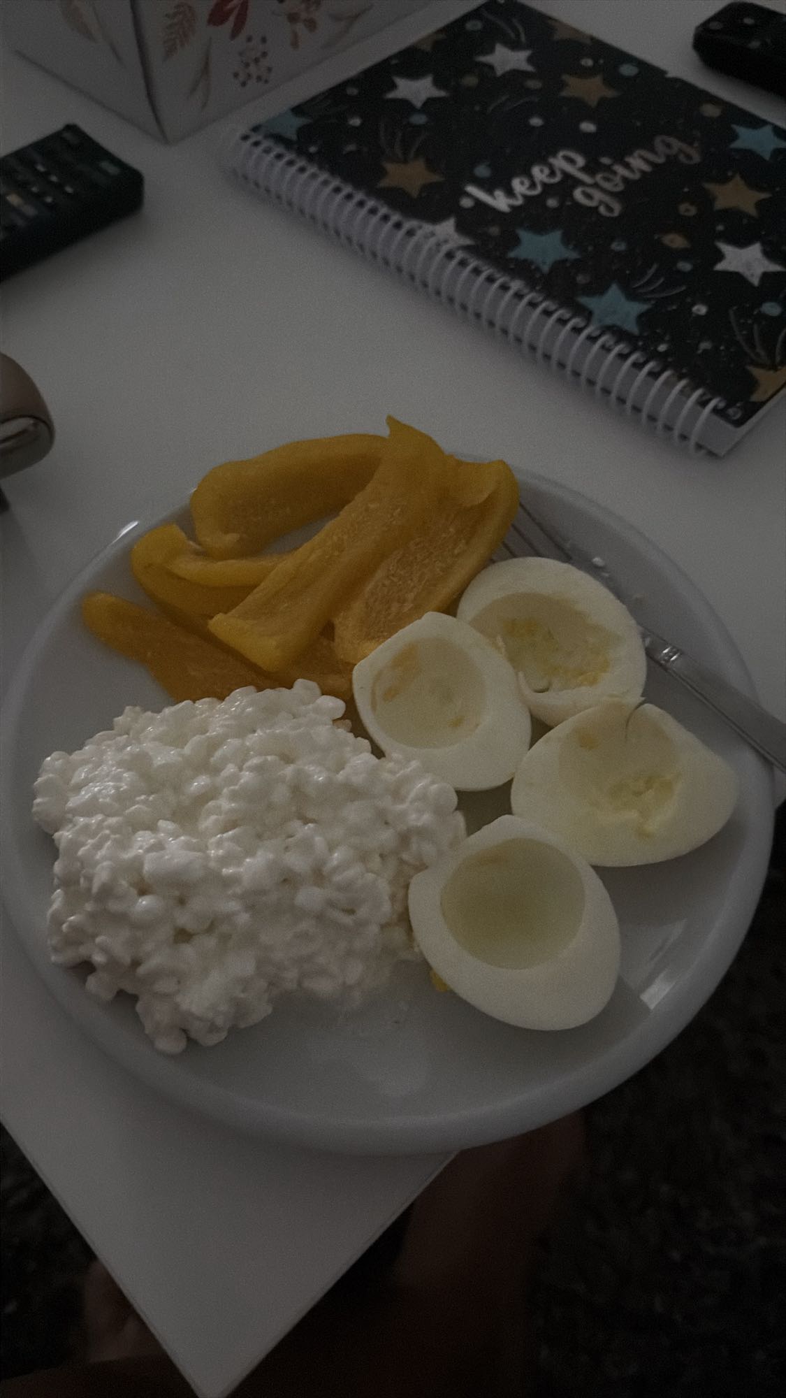 Ei mit Hüttenkäse & Paprika