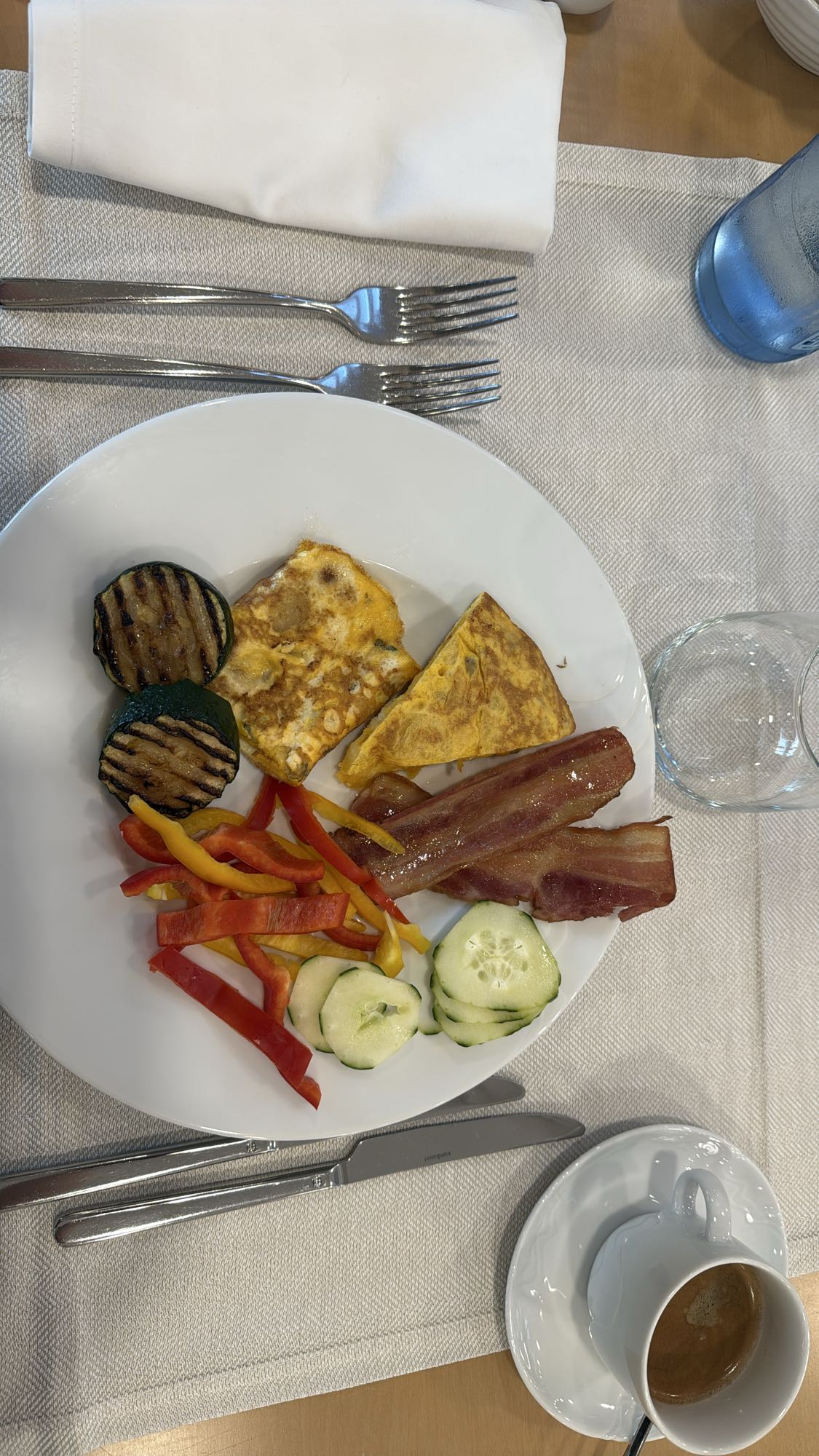 śniadanie z warzywami i boczkiem