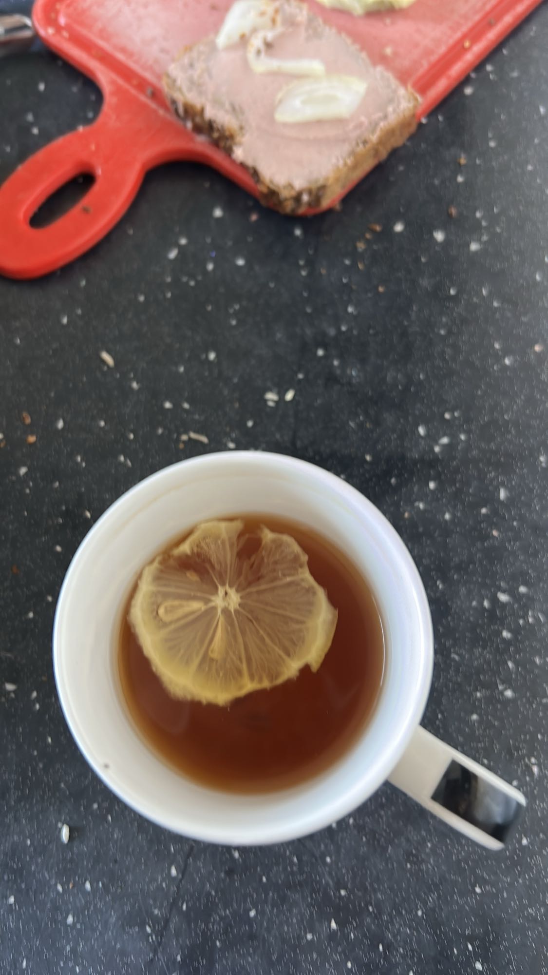 Herbata i kanapka z pasztetem