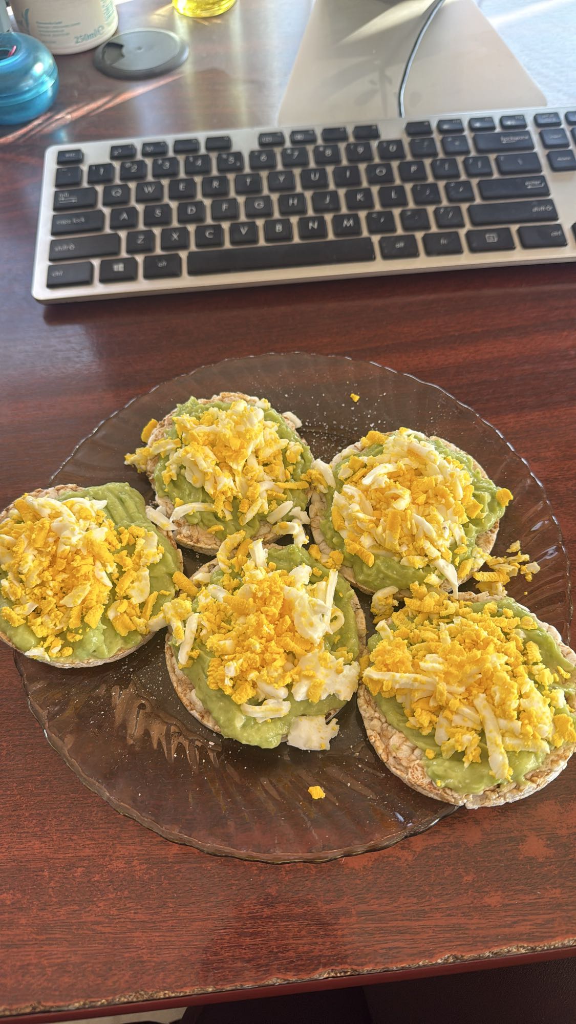 Orez expandat cu avocado și ou