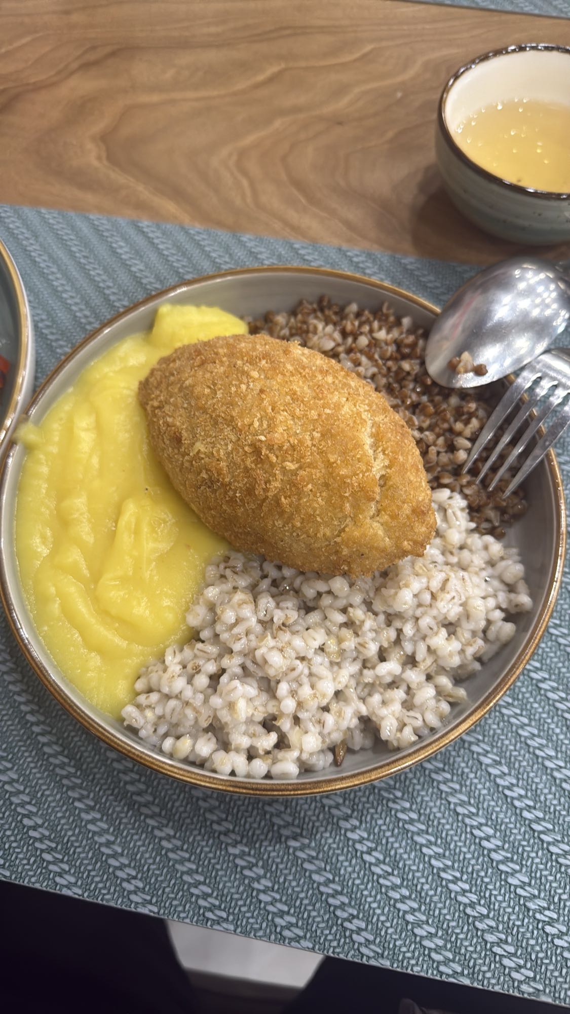 Котлета с кашами