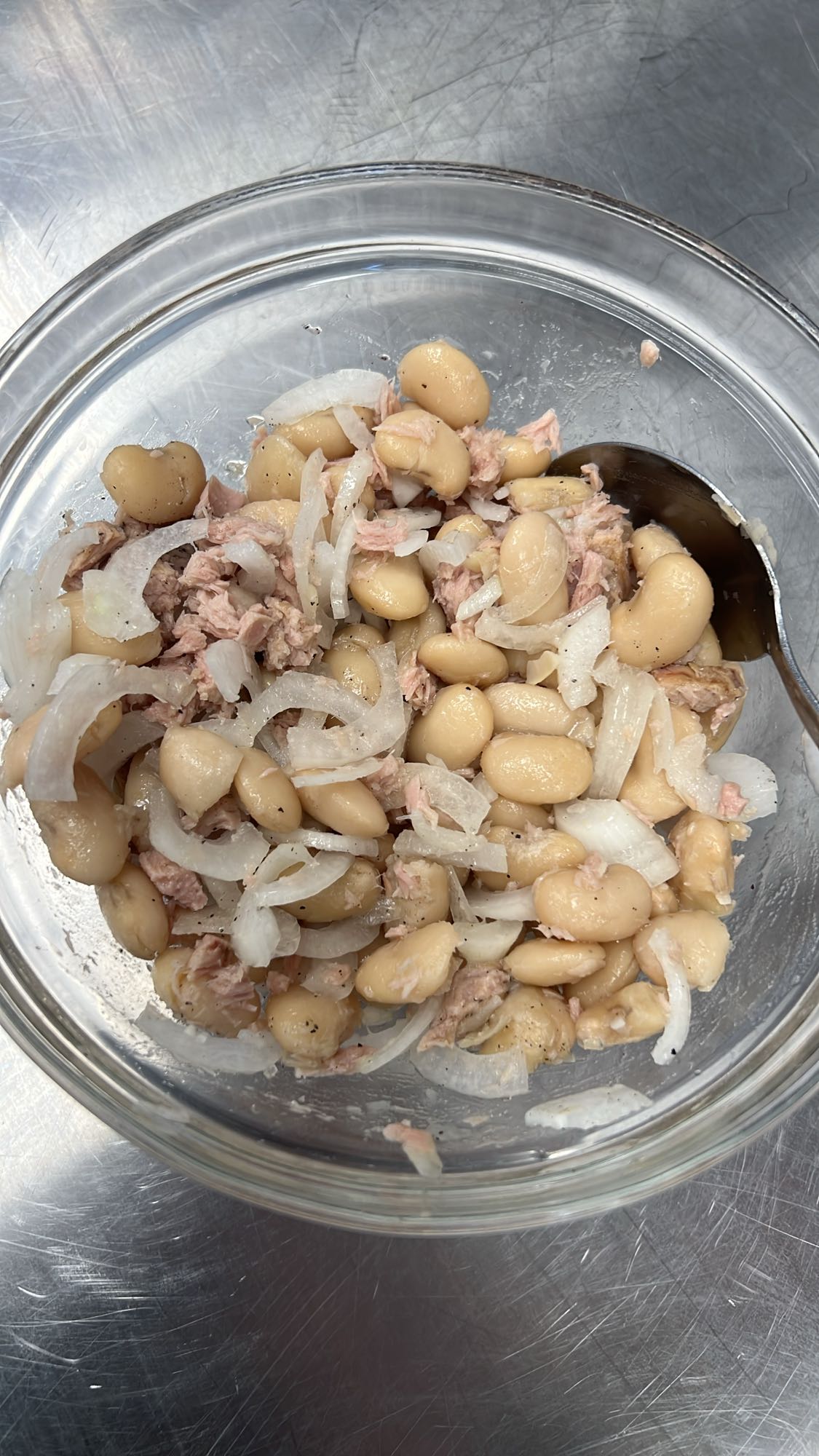 Salată de fasole cu ton