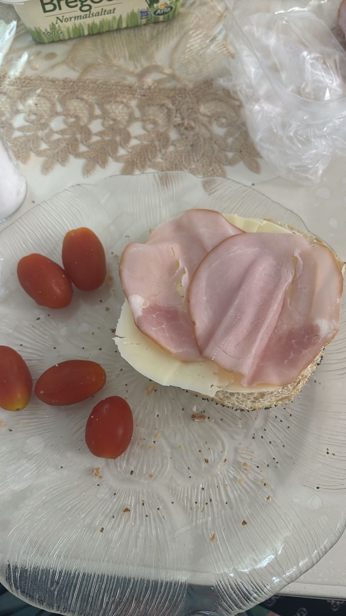 Smörgås med skinka och tomat