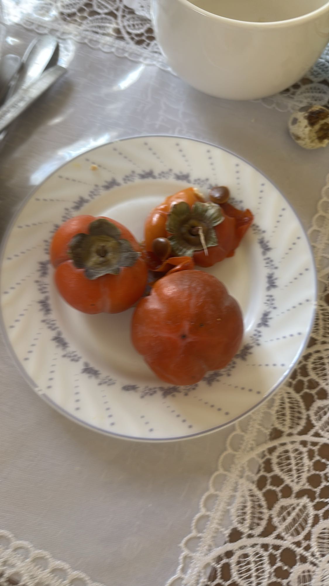 хурма на тарелке