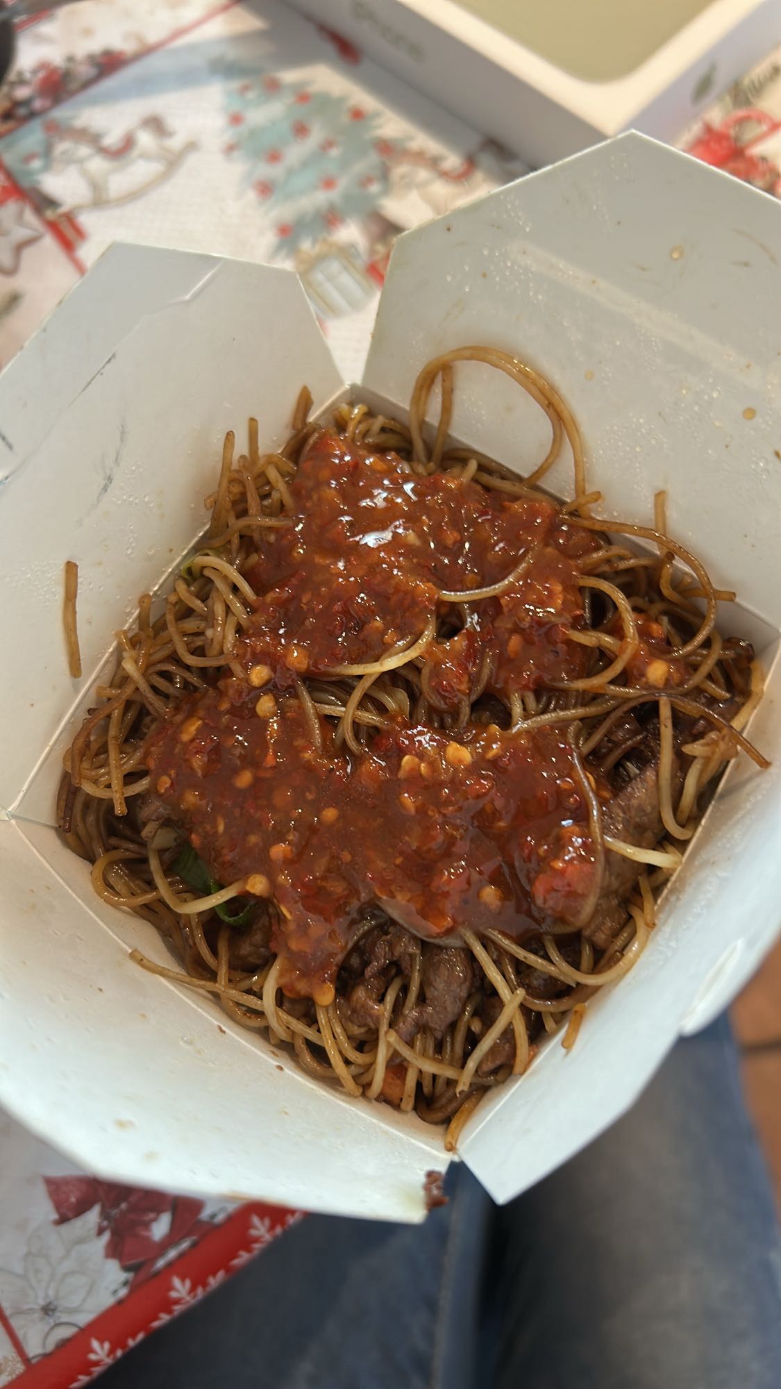 Noodles cu vită și sos picant