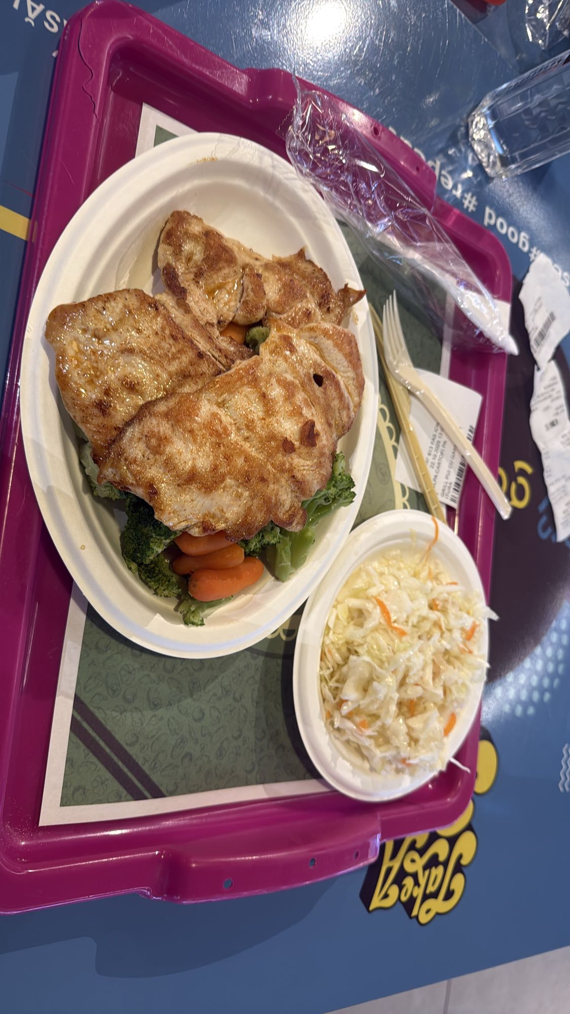 Piept de pui cu legume și salată